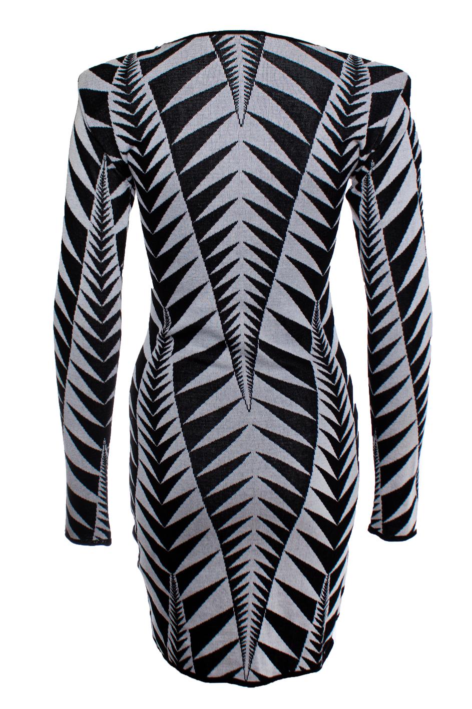 Balmain, Stretch dress with graphic print, gold buttons on the shoulder and shoulder pads. The item is new - unworn.

• CONDITION: new - unworn 

• SIZE: FR36 - XS

• MEASUREMENTS: length 91 cm, width 44 cm, waist 35 cm, shoulder width 41 cm,

arm