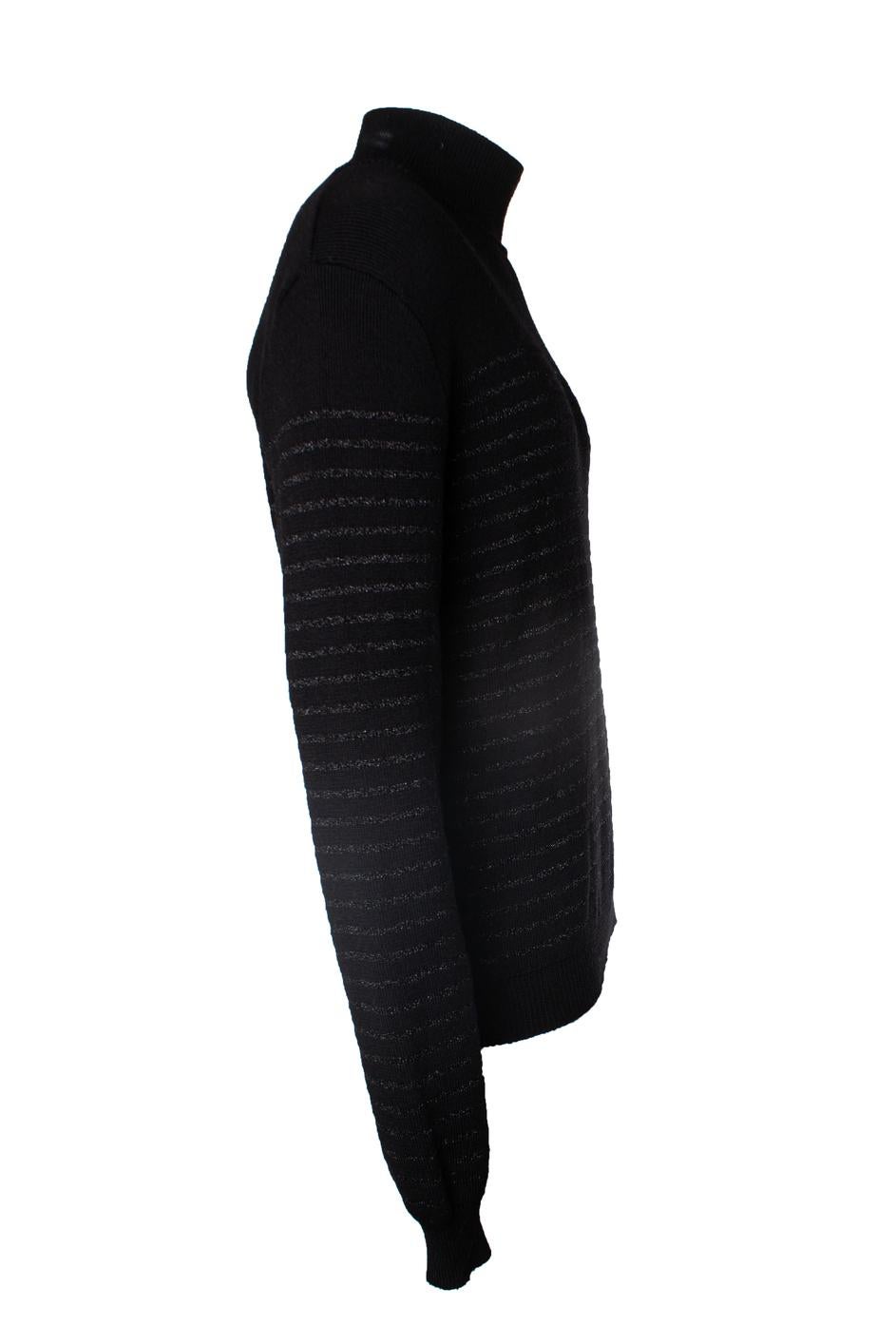 Balmain, col roulé en lurex rayé avec boutons en métal. L'article est en très bon état.

* CONDITION : très bon état 

* TAILLE : XL 

* MESURES : longueur 73 cm, largeur 54 cm, taille 50 cm, largeur des épaules 49 cm, longueur des manches 74 cm

*
