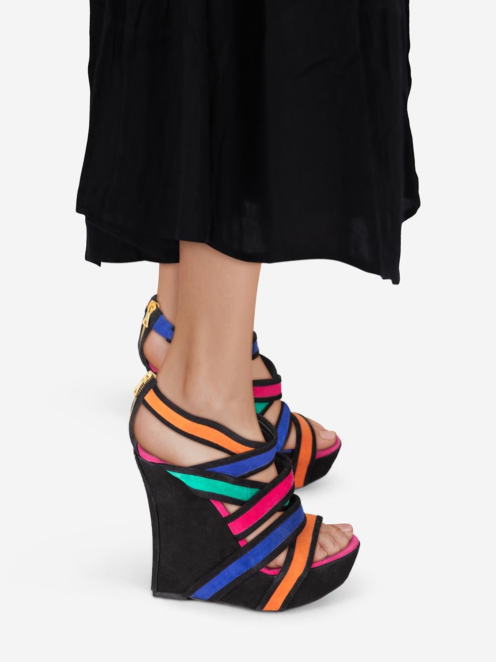 L'ÉTAT est très bon. L'usure des sandales est minime. Légère décoloration / abrasion sur toutes les zones des deux chaussures sur cet article de revente de designer Balmain utilisé.
 

 

 

 Détails
 

 

 Multicolore
 

 Suède
 

 Sandales à