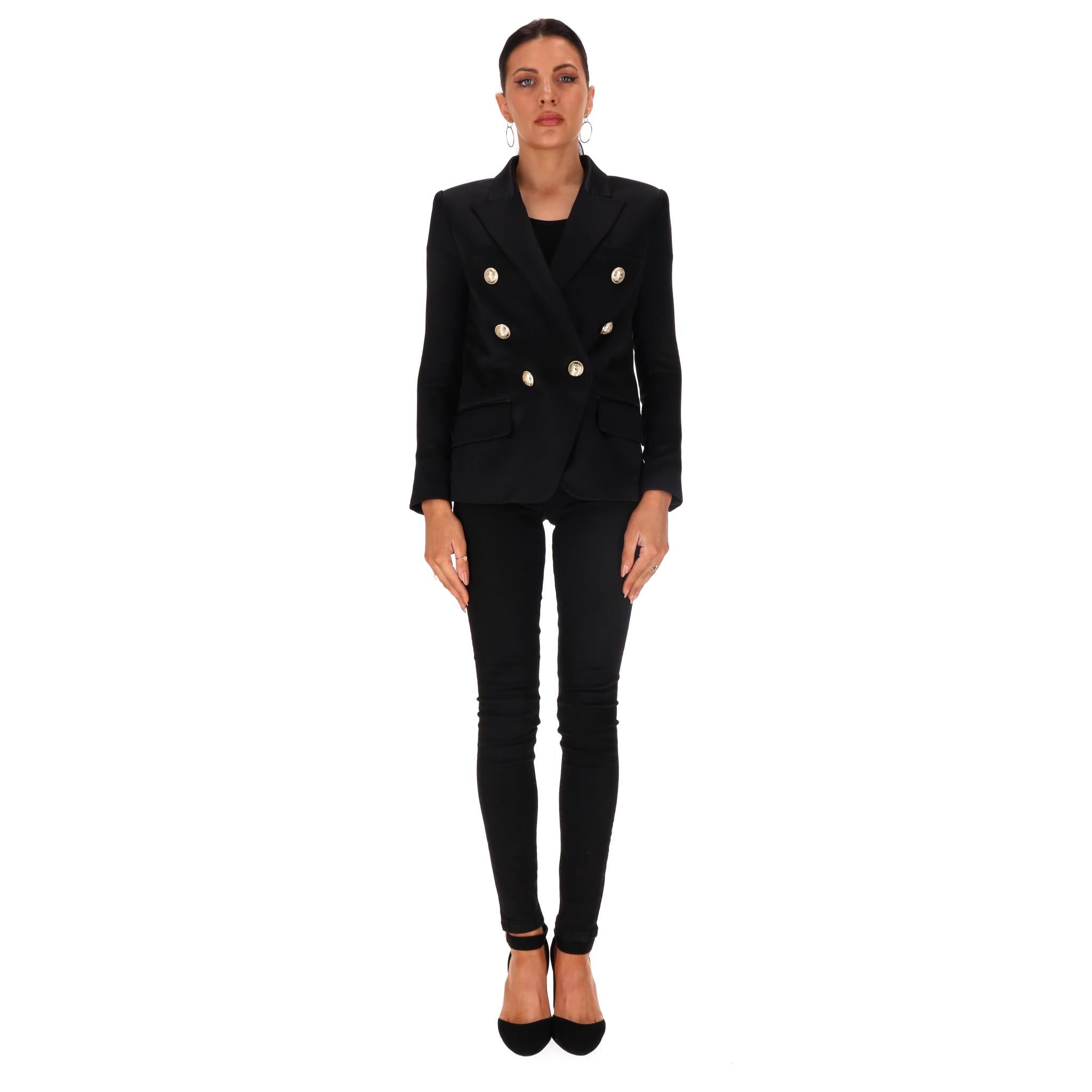 Giacca di seta su misura Balmain

Blazer nero a doppio petto con bottoni dorati ricamati con logo.

Caratterizzato da rever a specchio, tasche con patta sul davanti e polsini con bottoni. Prezzo di listino £1850

Dimensioni -  34FR

Condit - Molto
