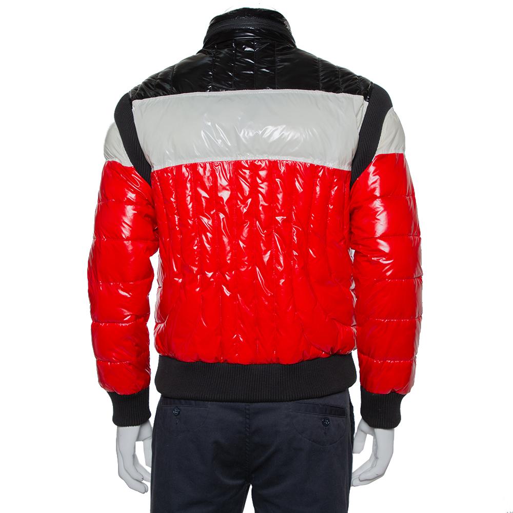 The bright combination of hues and the quilted puffer style make this Balmain jacket a covetable piece. It exhibits a glossy exterior and a fitted silhouette that adds a cool quotient to the jacket. Equipped with long sleeves and a zip fastening,