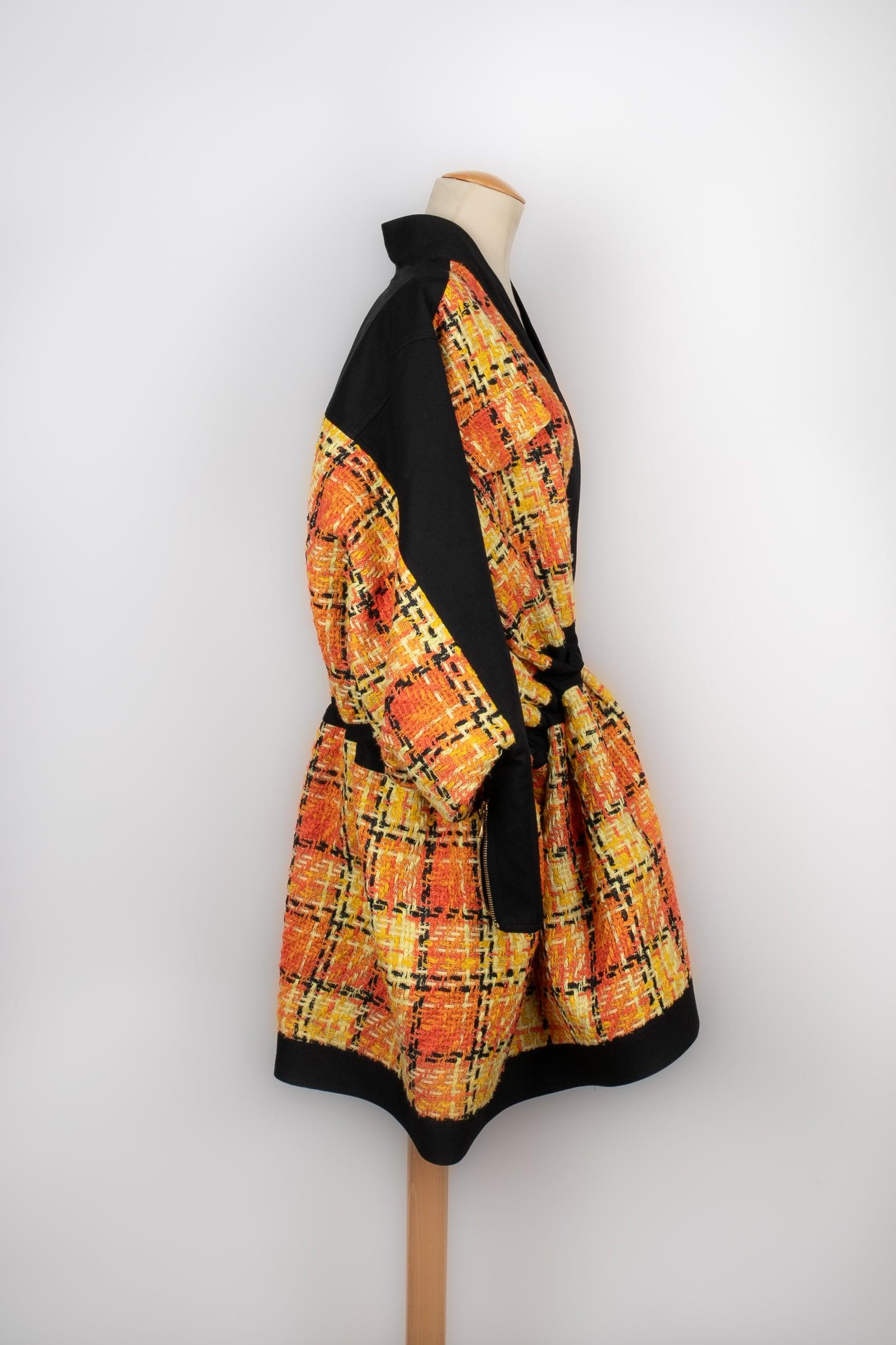 Balmain - Tweed coat in orange and yellow tones. No size indicated, it fits a 36FR/38FR.

Additional information:
Condition: Very good condition
Dimensions: Shoulder width: 44 cm - Sleeve length: 57 cm - Length: 82 cm

Seller Reference: M85