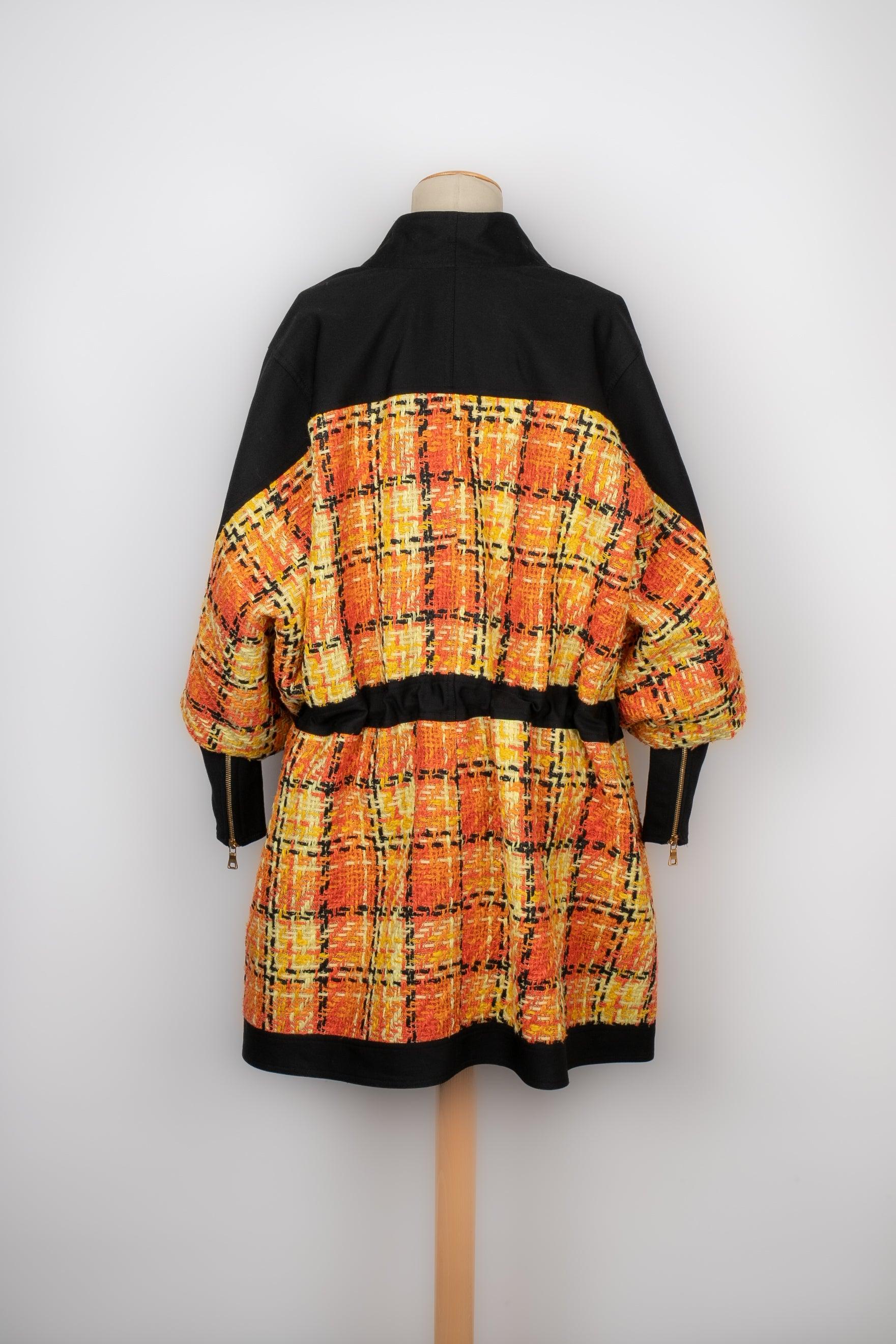 Balmain Tweed-Mantel in Orange und Gelbtönen im Zustand „Hervorragend“ im Angebot in SAINT-OUEN-SUR-SEINE, FR
