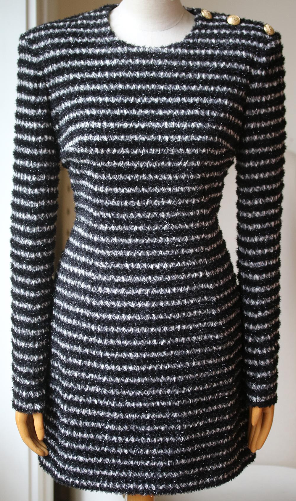 Balmain long sleeves striped tweed dress in black and white. Signature logo embossed buttons at shoulder. Gold toned zip closure on the back. Padded shoulders. Composition: 57% polyester, 40% cotton, 3% elastane.

Size: FR 42 (UK 14, US 10, IT