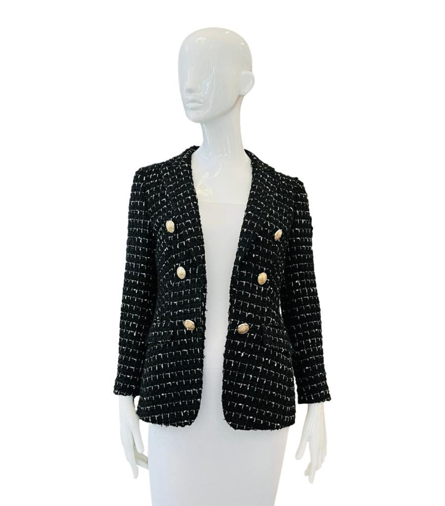 Balmain Tweed Offene Jacke
Schwarze, schmal geschnittene Jacke mit weißem Tweed-Muster, das sich über die gesamte Länge erstreckt.
Die Vorderseite und die Manschetten sind mit den charakteristischen goldgeprägten Knöpfen versehen.
Größe -