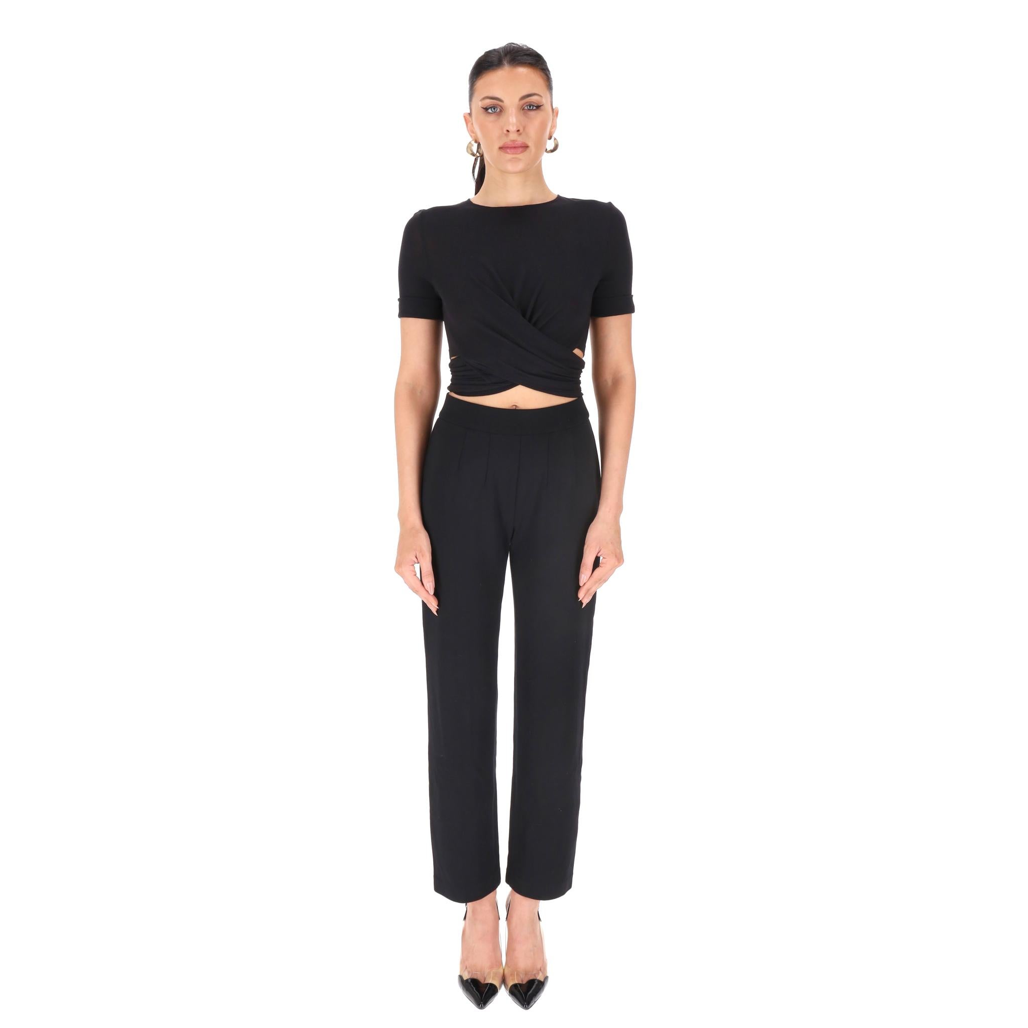 Top cropped con dettaglio a torciglione Balmain

T-shirt nera realizzata in misto cotone e disegnata con un dettaglio incrociato con chiusura a scatto sul retro.

Caratterizzato da scollo rotondo, maniche corte e taglio corto con chiusura a zip sul