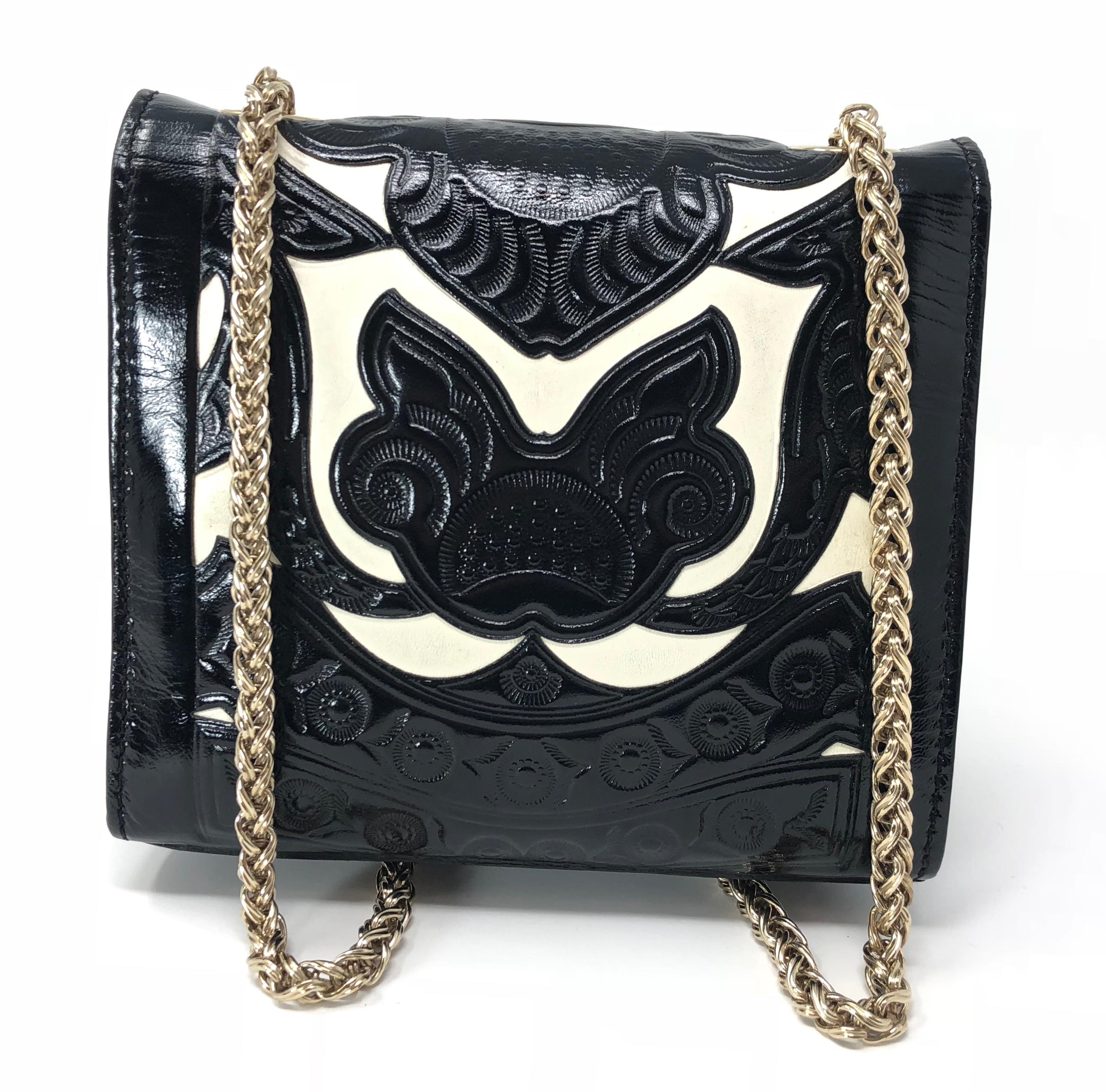 Ultimative Mini-Schultertasche aus geprägtem Leder mit geschwungenem Überschlag mit Drehverschluss, zwei Innenfächern, Textilfutter, einem Innenfach, einem Schulterriemen mit Kette und silberner Hardware.

Designer: Balmain
Material:
