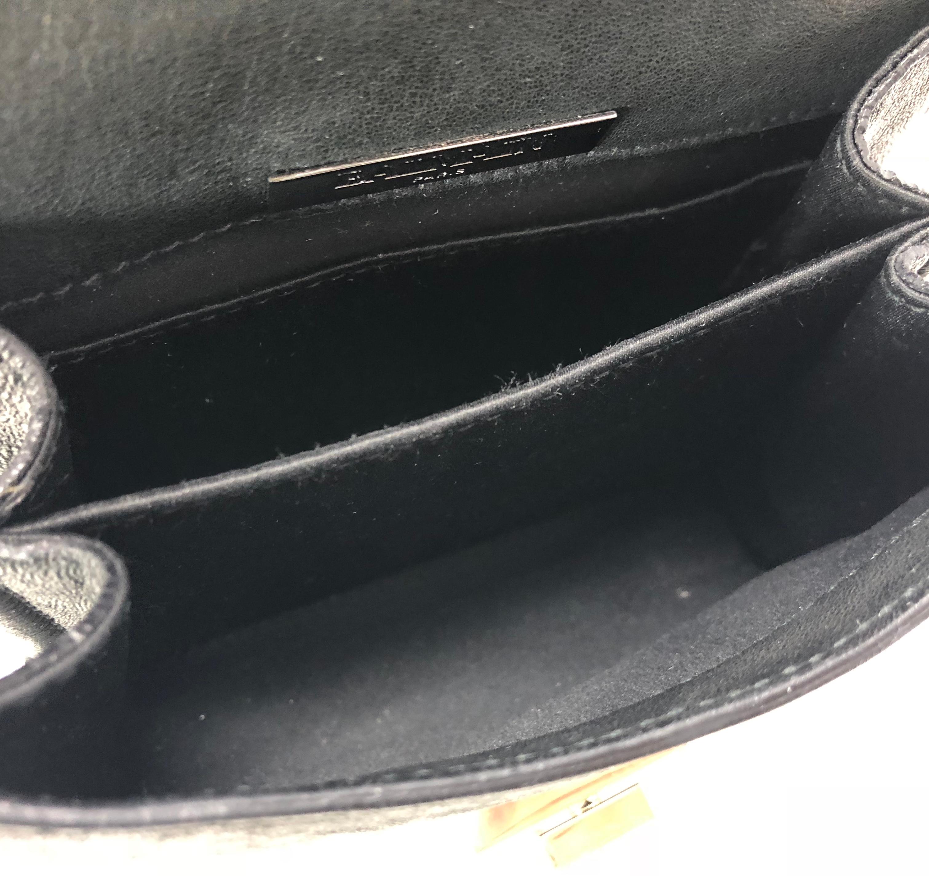 Balmain Ultimate Mini Umhängetasche aus schwarzem und weißem geprägtem Leder 2