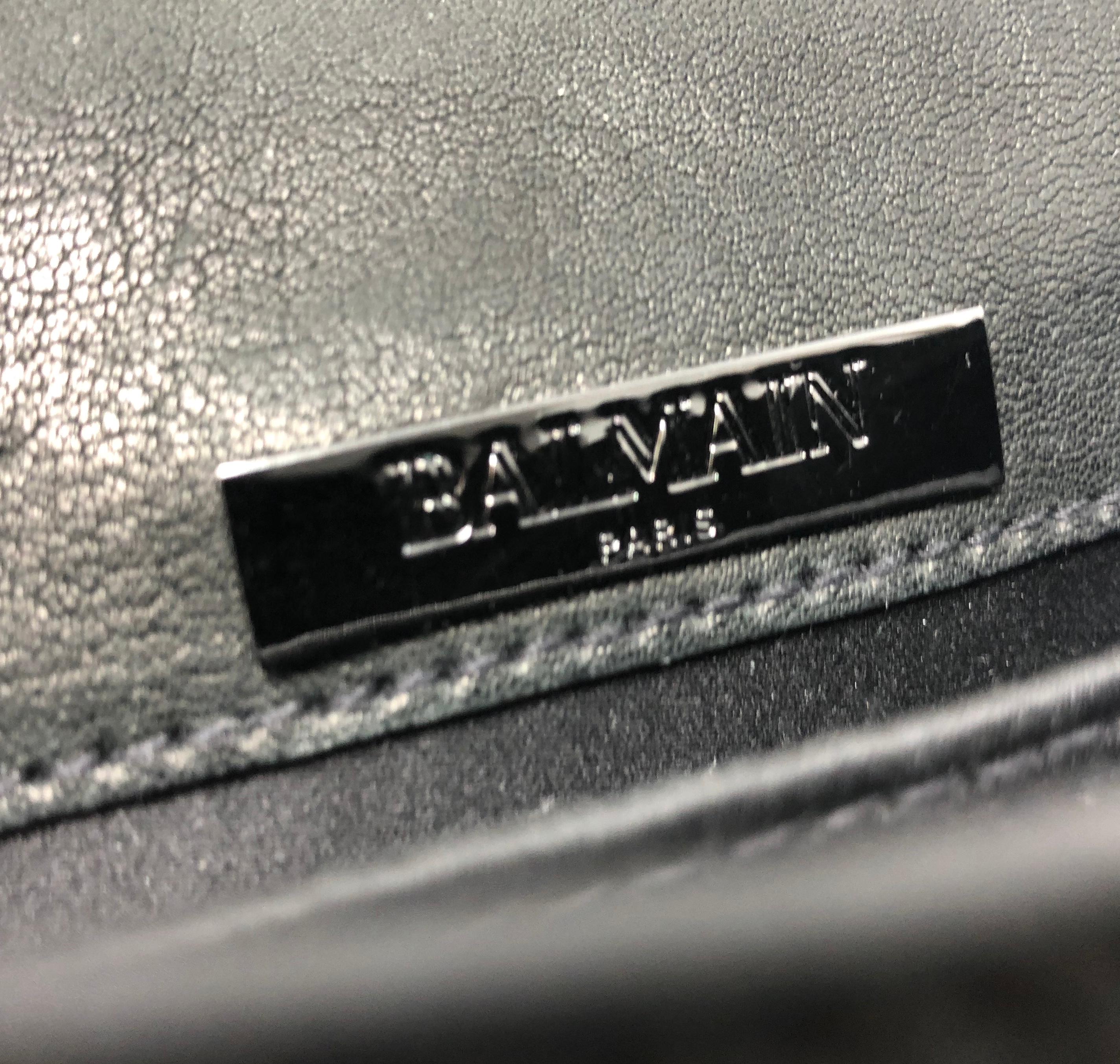 Balmain Ultimate Mini Umhängetasche aus schwarzem und weißem geprägtem Leder 3