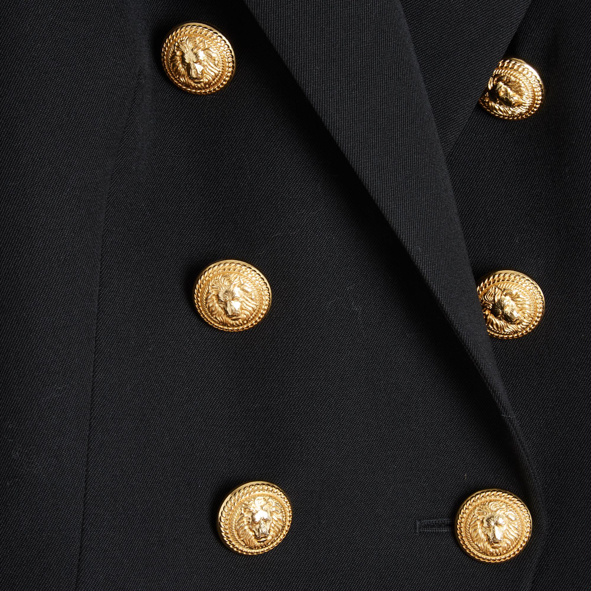 Blazerjacke von Balmain aus schwarzem Wollstoff, gekerbter Kragen, der vorne mit doppelreihigen Knöpfen geschlossen wird, 1 Brusttasche und 2 Pattentaschen an den Seiten (alle noch geschlossen), lange Ärmel, die mit 5 aufeinander abgestimmten