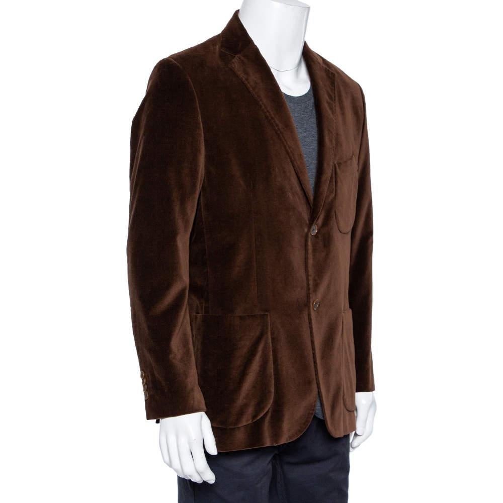 This finely-tailored blazer from Balmain is sure to make you look your best from every angle. The blazer is made of brown velvet and features front pockets and front button closure. Complement it with a casual shirt and trousers.