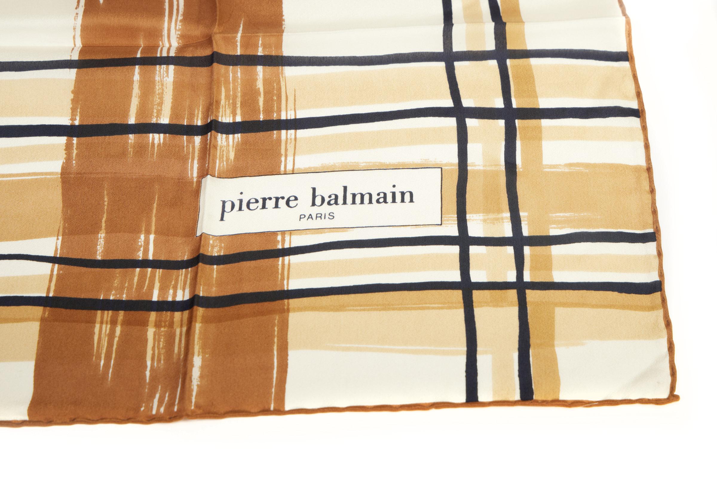 Echarpe en soie vintage Pierre Balmain Paris avec un design géométrique. Bords roulés à la main.