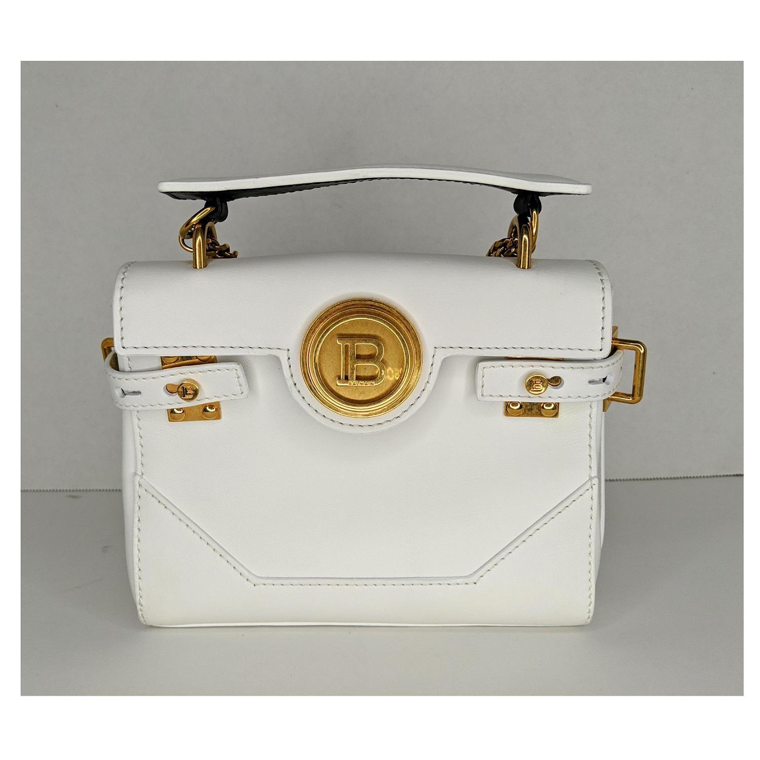 Esta preciosa mochila blanca de Balmain es un espectáculo. Tiene una piel de becerro que es impresionante. Este bolso puede transformarse de mochila de diario en bolso bandolera para salir por la noche. Los herrajes metálicos tienen un bonito tono
