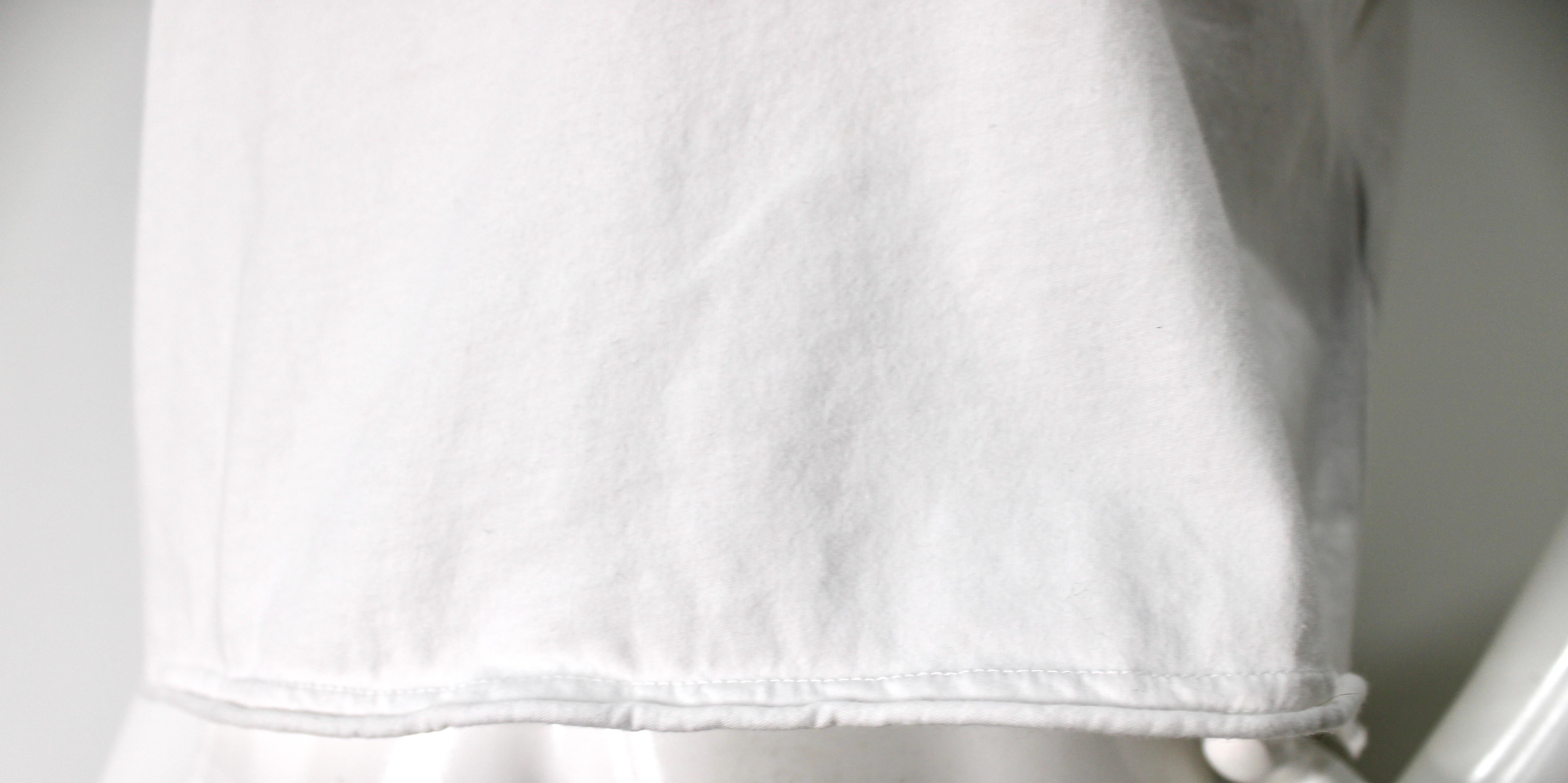 Balmain Weißes und schwarzes T-Shirt aus Baumwolle im Graffiti-Stil im Zustand „Gut“ im Angebot in Scottsdale, AZ