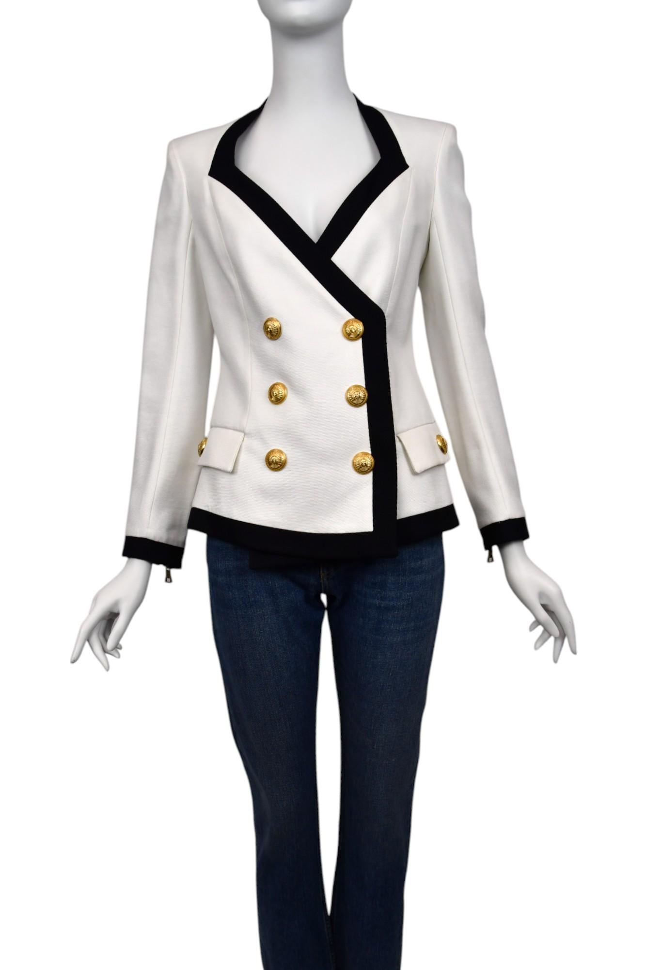 Blazer doppiopetto Balmain con finiture bianche e nere  Taglia US 6 In condizioni ottime in vendita a West Hartford, CT