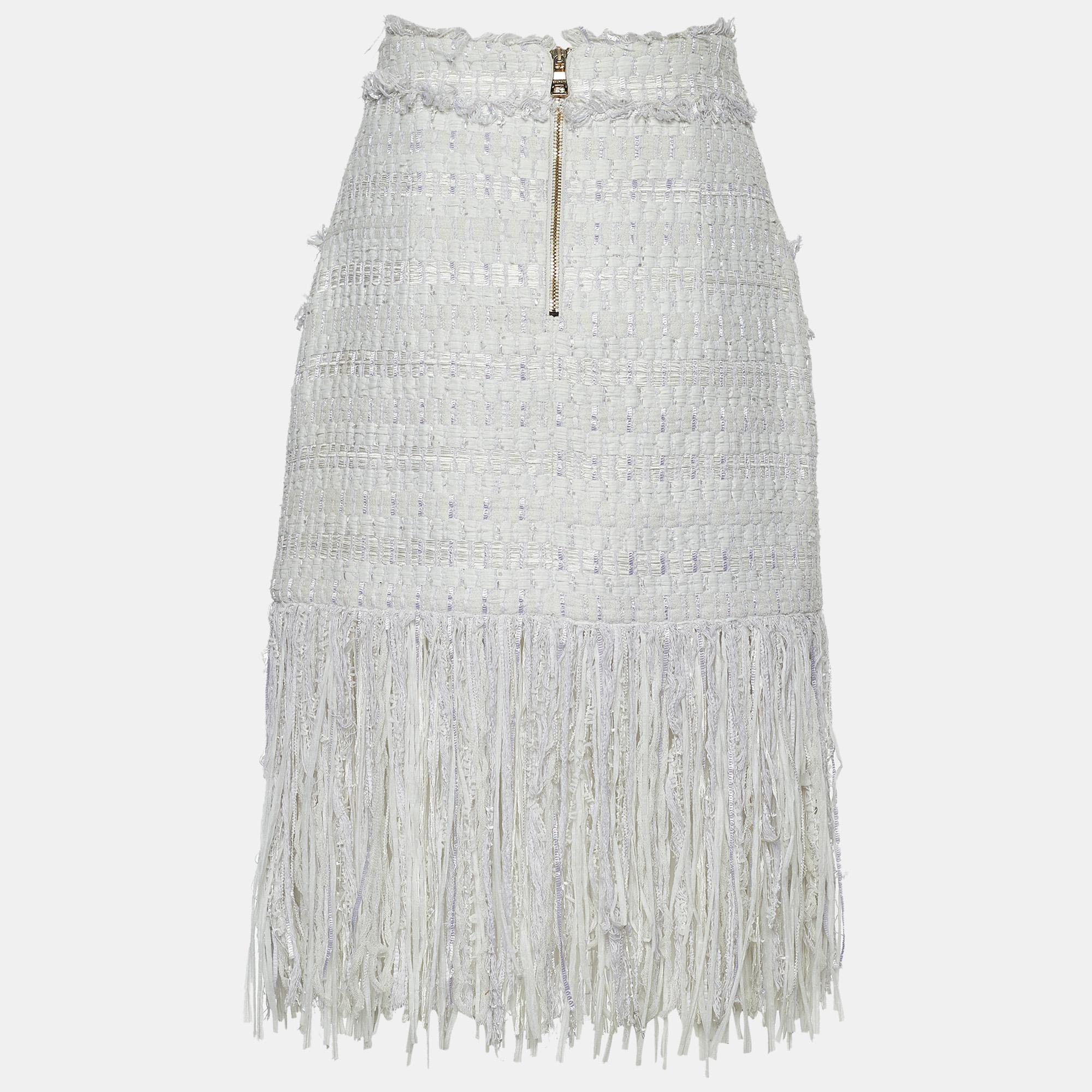 You know Balmain is the apt pick if you want to opt for fitted and classy silhouettes that exude elegance. And this Balmain skirt is no different. Defined with tweed fringes and embellished with the signatory gold-tone buttons, this skirt is created