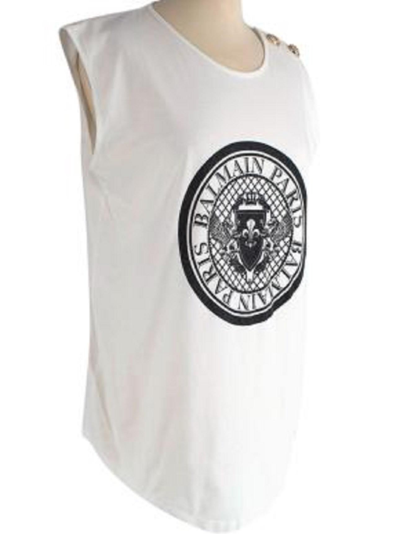 Balmain White cotton logo t-shirt

-Black logo print at the front 
-Gold tone buttons on shoulder 
-Round neckline 
-Sleeveless 
-Relaxed fit 

Material: 

100% Cotton 

Made in Portugal 

9.5/10 excellent condition

PLEASE NOTE, THESE ITEMS ARE