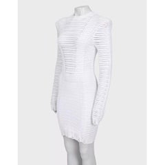 Vestido ajustado blanco de Balmain, de alrededor de 2020, de punto calado con detalles metálicos dorados, talla S