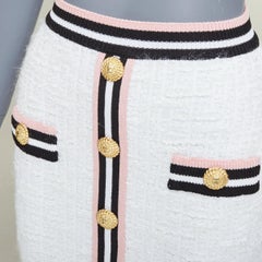 BALMAIN – weißer Minirock aus Tweed-Strick mit gestreiftem Saum und Löwenkopfknöpfen, FR34, XXS