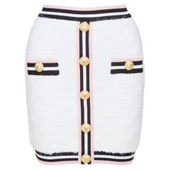 BALMAIN – weißer Minirock aus Tweed-Strick mit gestreiftem Saum und Löwenkopfknöpfen, FR34, XXS