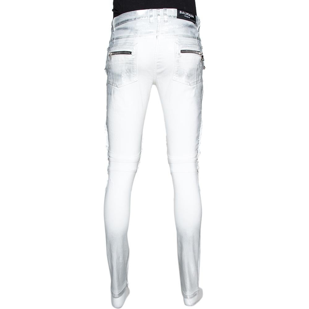 To give you comfort and high style, Balmain brings you this creation that has been made from a cotton blend and designed with distressed panels, buttoned fastening, and multiple pockets. This pair of white biker jeans will surely be a delighting