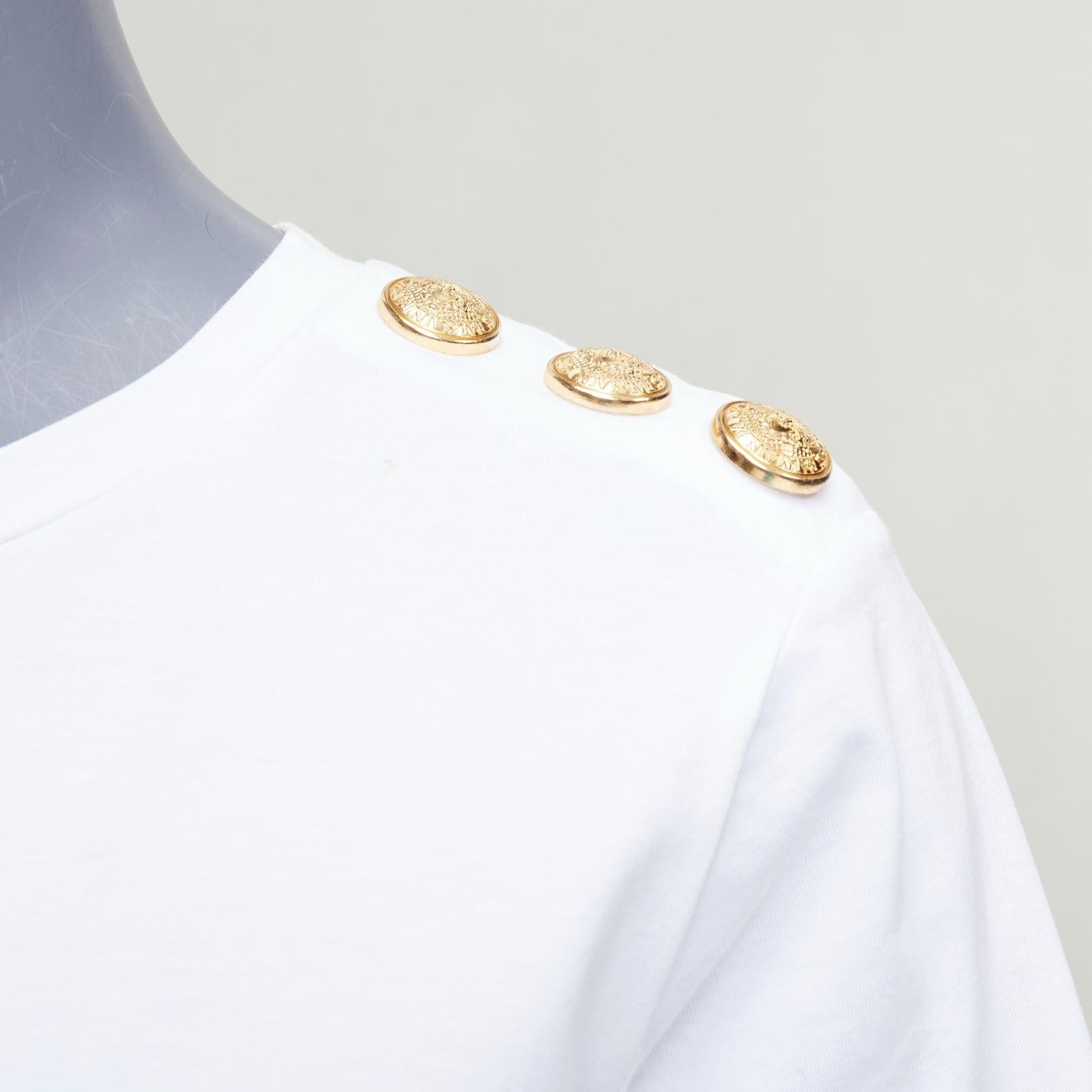 Balmain bianco metallizzato oro stampa logo con bottoni sulla spalla tshirt FR38 M
Riferimento: GEGG/A00040
Marchio: Balmain
Designer: Olivier Rousteing
Materiale: Cotone
Colore: Bianco, Oro
Modello: Tinta unita
Chiusura: Pullover
Dettagli extra: