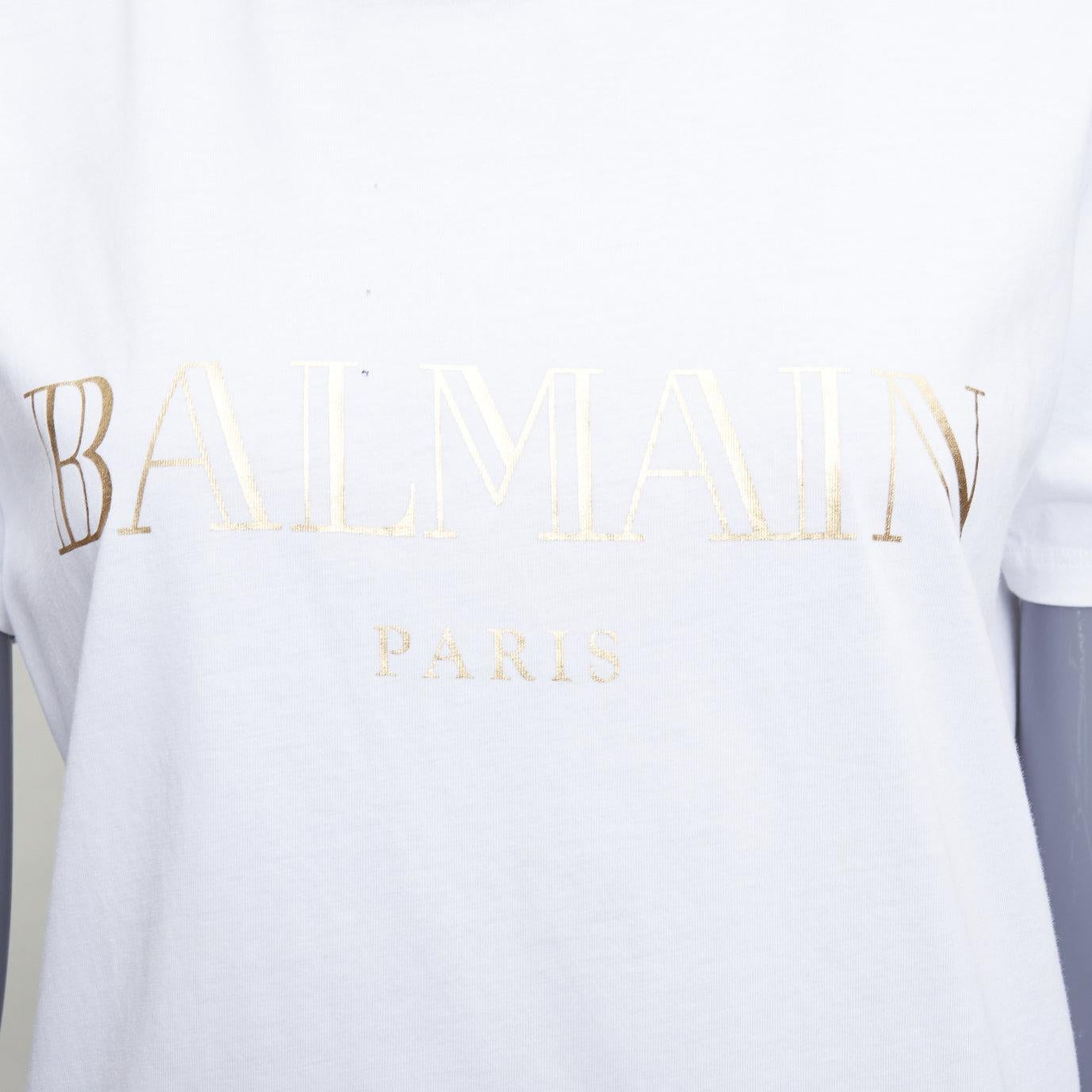 Balmain bianco metallizzato oro stampa logo con bottoni sulla spalla tshirt FR38 M in vendita 2
