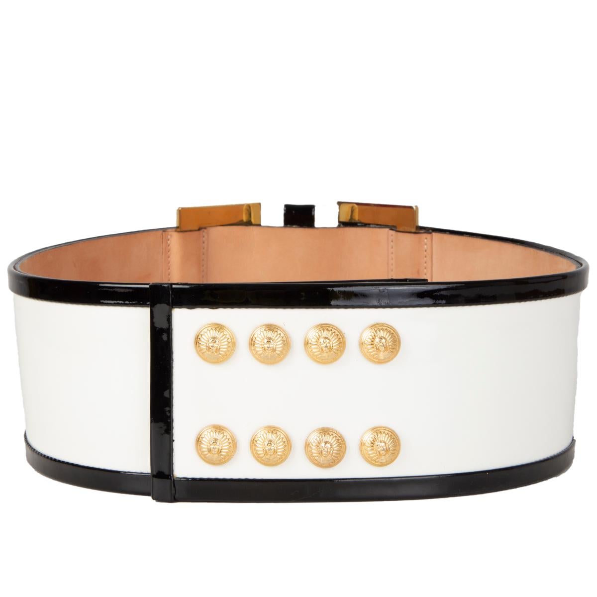 Balmain wide waist belt in black and white patent leather with gold-tone metal buckle and adjustable push button closure. Has been worn with four small spots on the front part. Overall condition is very good.

Tag Size 36
Size XS
Width 8cm