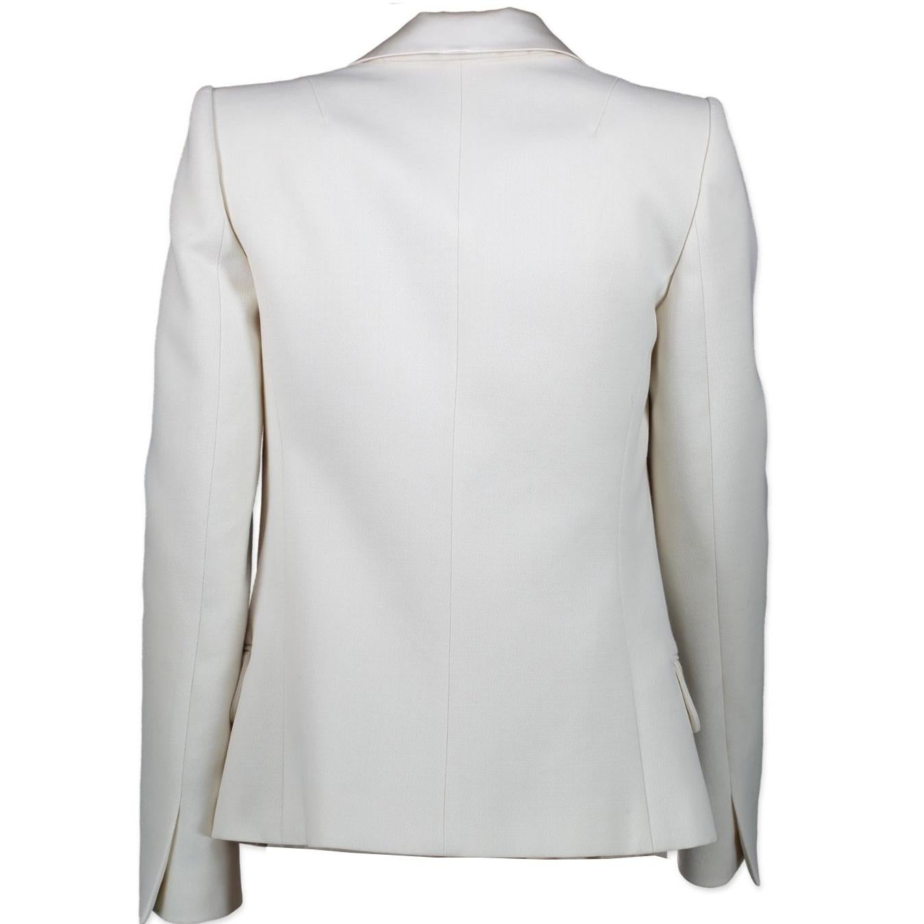 Excellent condition

Balmain White Wool Lapel Blazer - size 34

If you are into classic items with an edge, then you're going to love this Balmain blazer!

The wool cream base of the blazer and the satin lapel work together and create an amazing