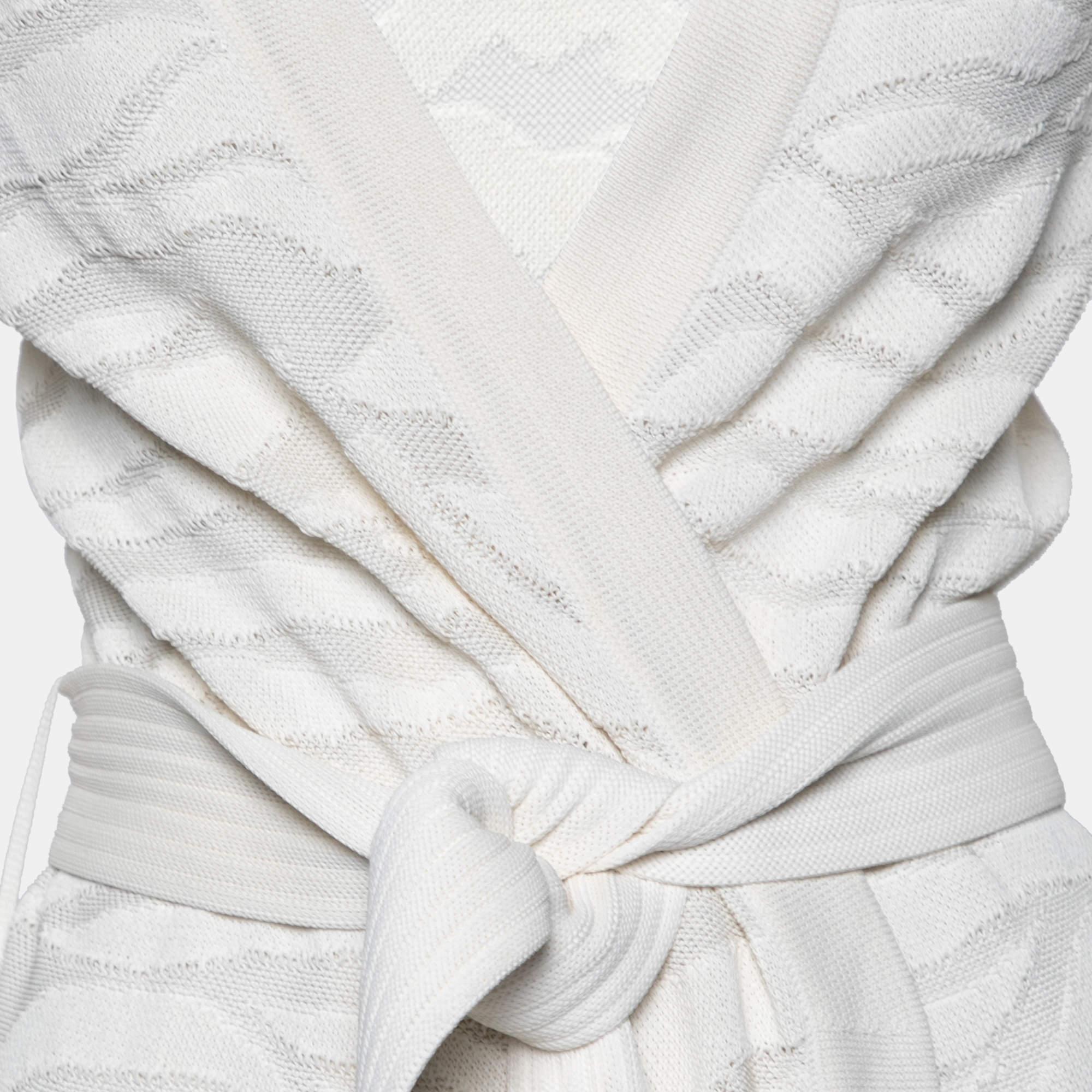 Balmains Vision einer kraftvollen und markanten femininen Silhouette spiegelt sich in dieser Strickjacke wider. Er ist frisch und zeitgemäß und besticht durch auffällige und funktionale Details. Das Modell aus zebrastrukturiertem Strick ist mit