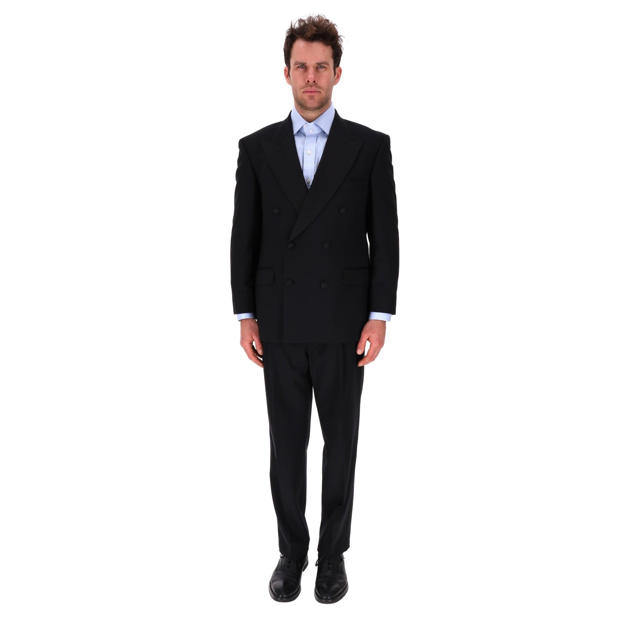 Abito a due pezzi in lana di Balmain

Abito sartoriale nero in misto lana.

Giacca a doppio petto con tasche con patta sul davanti e rever a specchio.

Vestibilità regolare, con polsini abbottonati e tasca sul petto.

Pantaloni dalla vestibilità