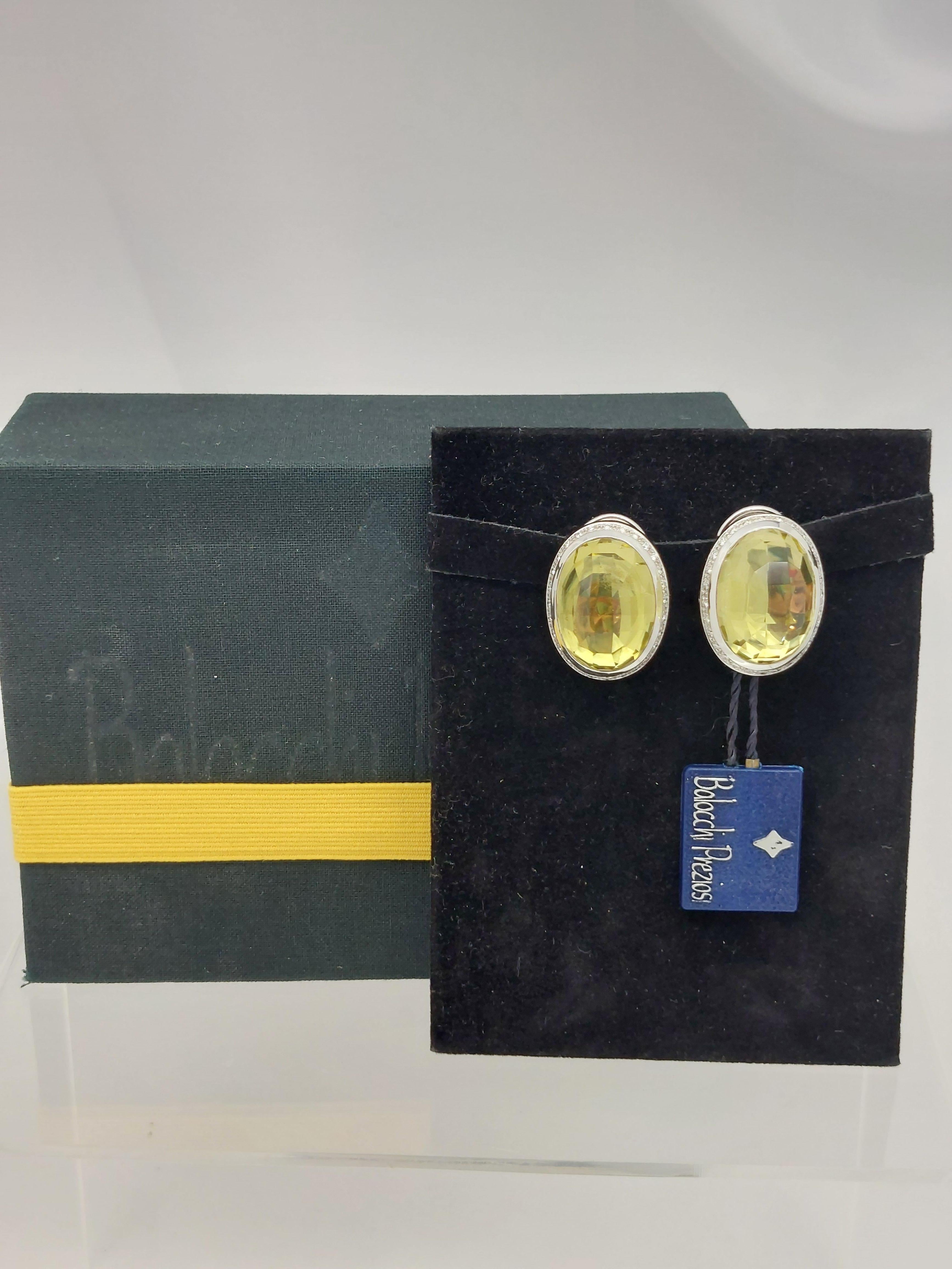 Ottieni il tuo GRANDE look favoloso su...................................
Orecchini in oro bianco 18KT con quarzo limone e diamanti, sfaccettati e a cupola alta
Misura degli orecchini  1 1/8