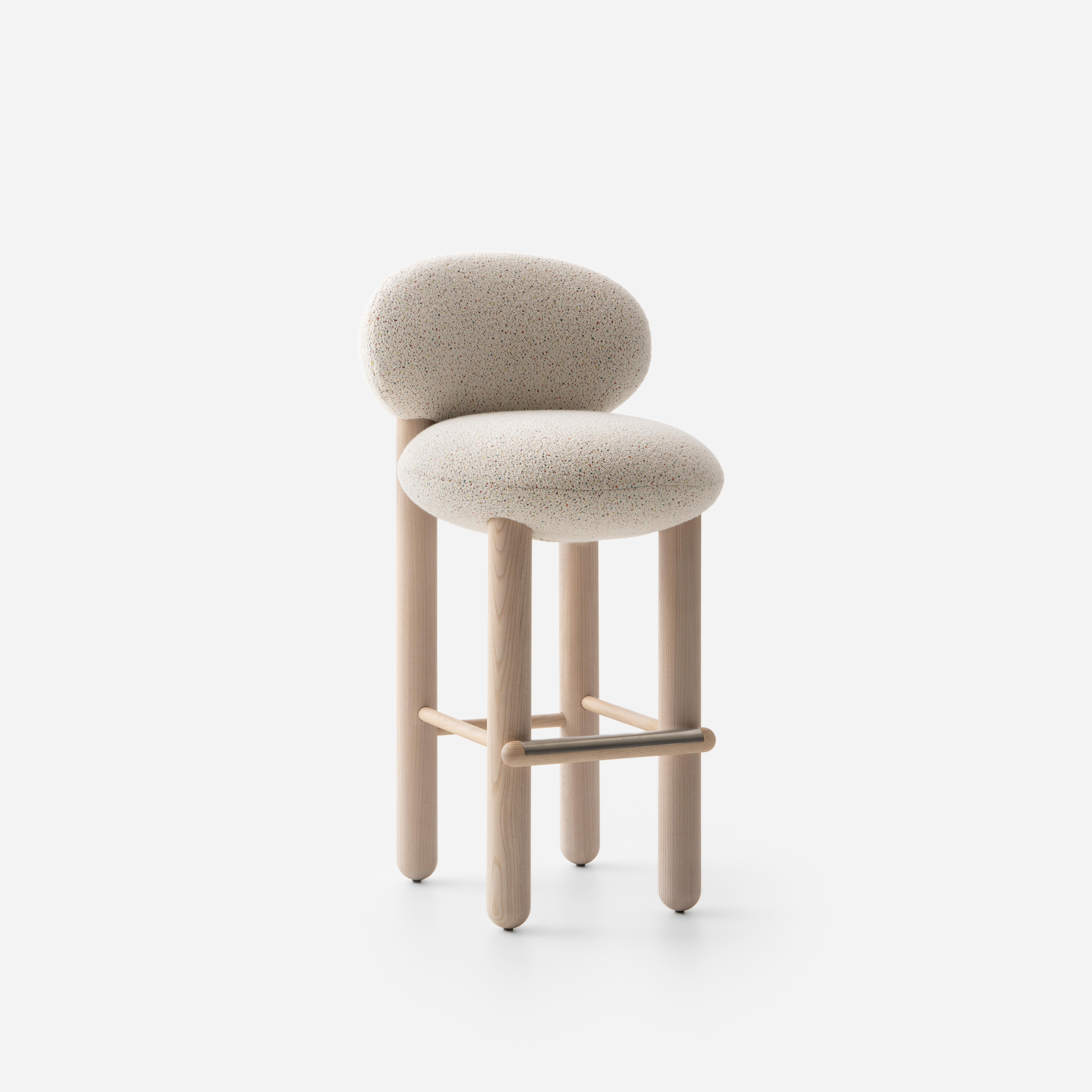 Silla de bar Baloo Boucle Flock CS2 by NOOM
Dimensiones: An 55 x Pr 63 x Al 107 cm 
Materiales: Madera de fresno, contrachapado, espuma moldeada, textil.
Peso: 21 kg

También disponible en otros materiales y colores.

La silla de bar de diseño Flock