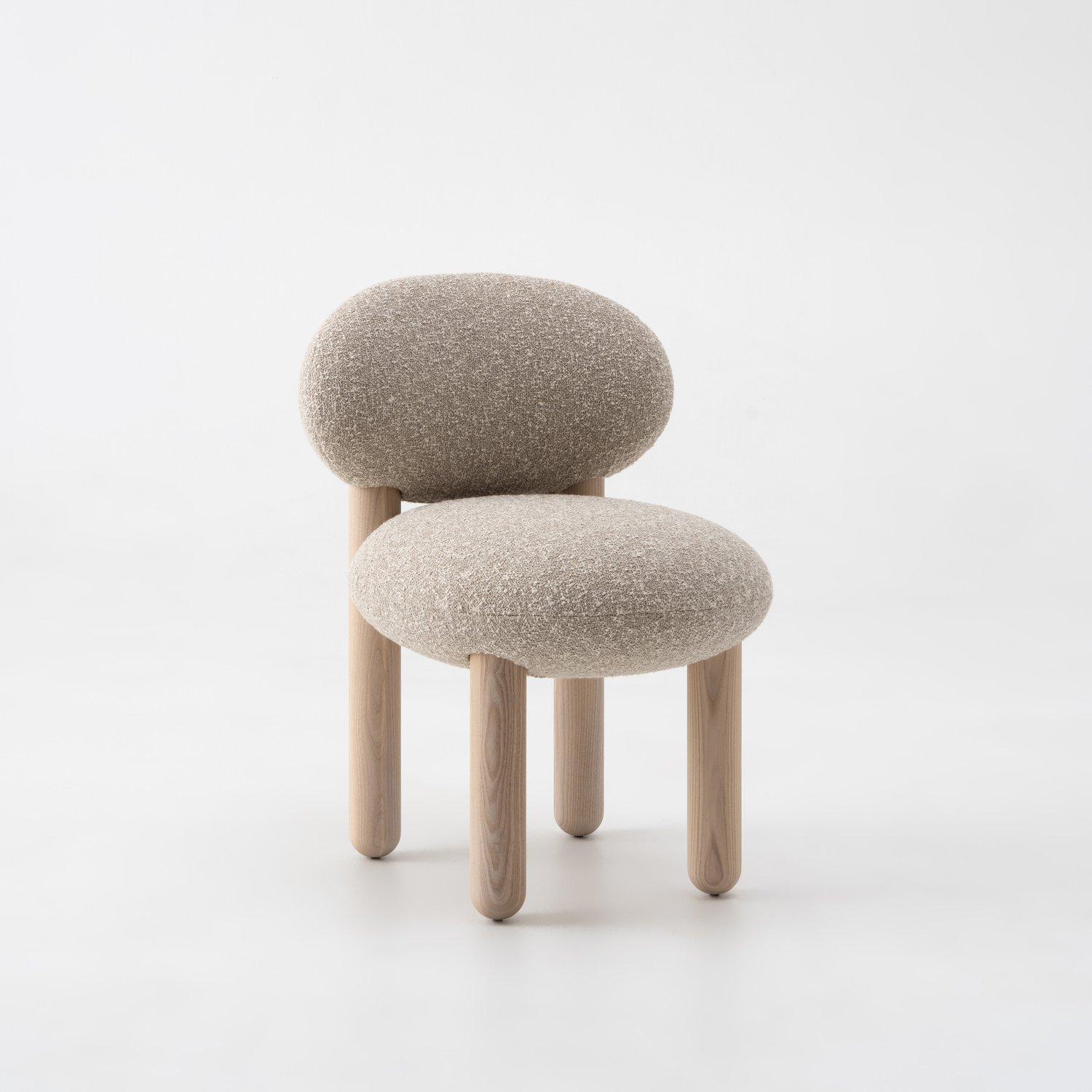 Silla Baloo Boucle Flock CS2 by NOOM
Dimensiones: An 55 x Pr 61 x Al 78 cm 
Materiales: Madera de fresno, contrachapado, metal, espuma moldeada, textil.
Peso: 11 kg

También disponible en otros materiales y colores.

La Silla Flock es una pieza