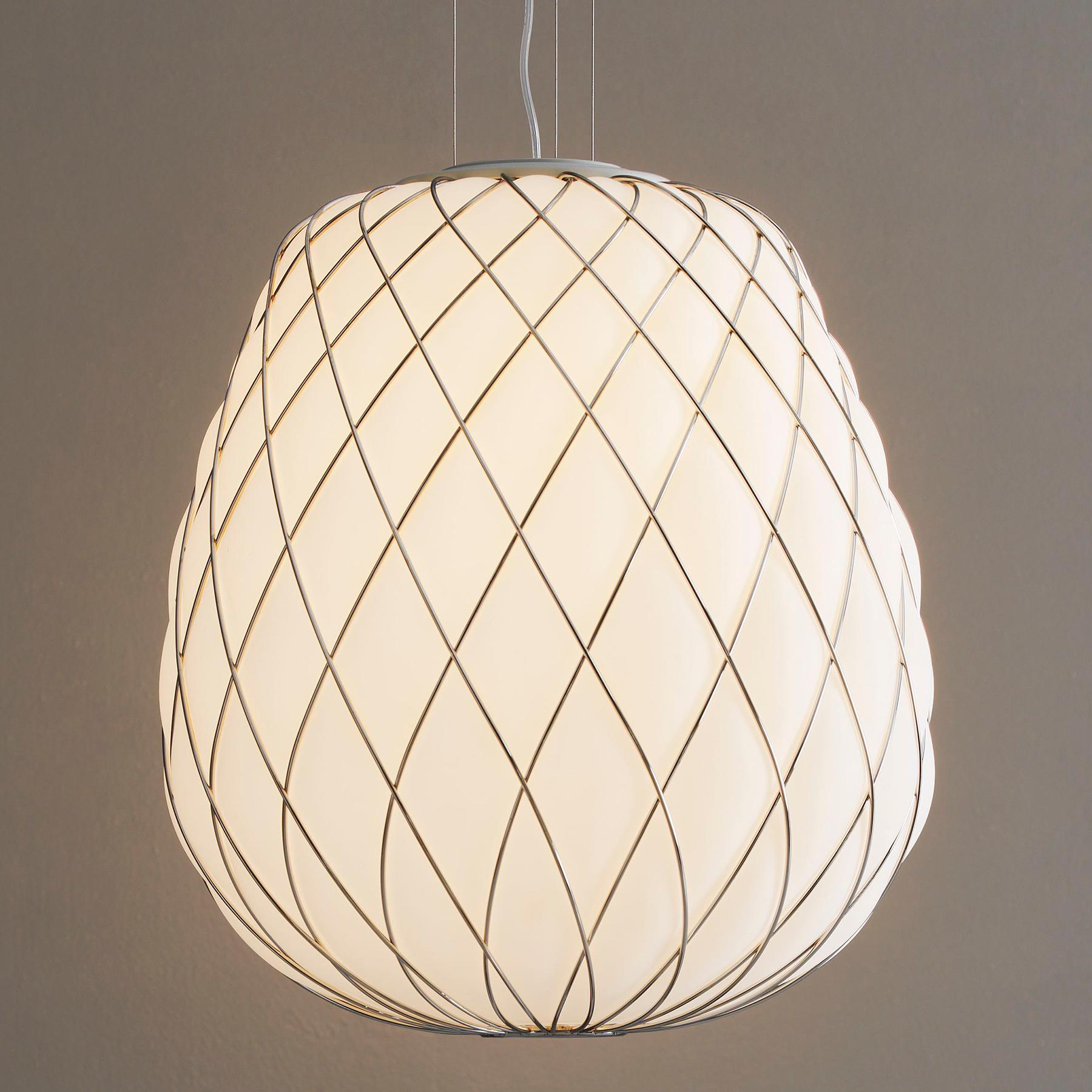 Baloon a sospensione con struttura in metallo nichelato cromato
e con vetro bianco soffiato direttamente nella lampada.
struttura. Con 1 lampadina, portalampada tipo E27, max 30 watt.
Lampadina non inclusa. Con cavo d'acciaio di 250 cm e
