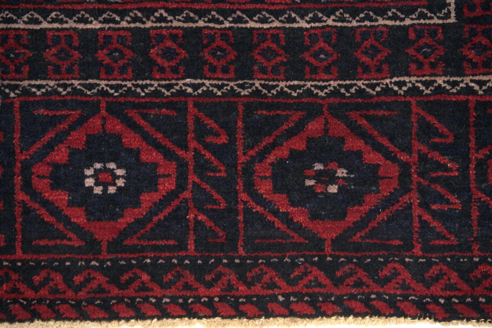 Balouchi rot und schwarz  Vintage Semi-Antik Teppich  Mitte des 20. Jahrhunderts  im Angebot 5