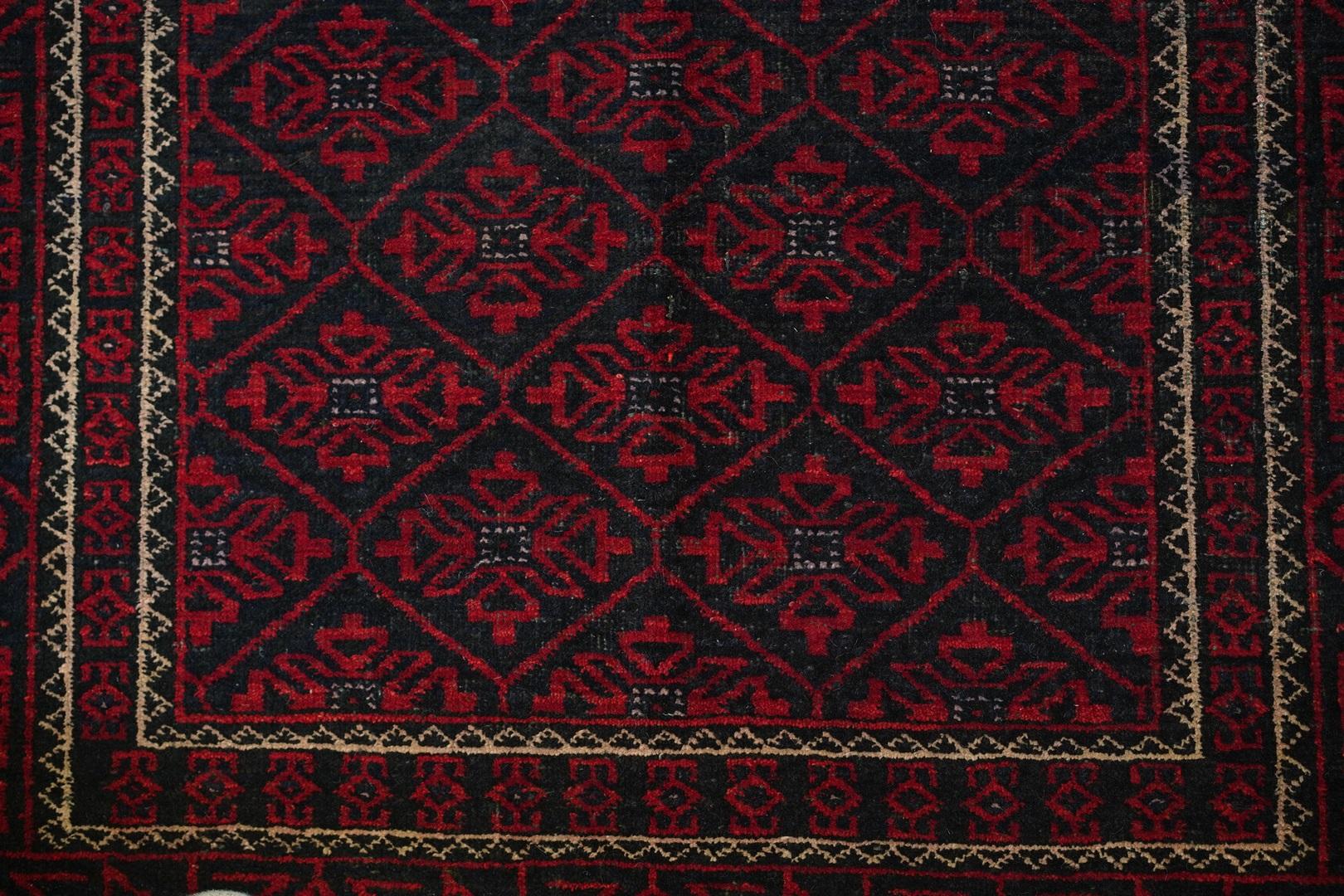 Balouchi rot und schwarz  Vintage Semi-Antik Teppich  Mitte des 20. Jahrhunderts  im Angebot 6