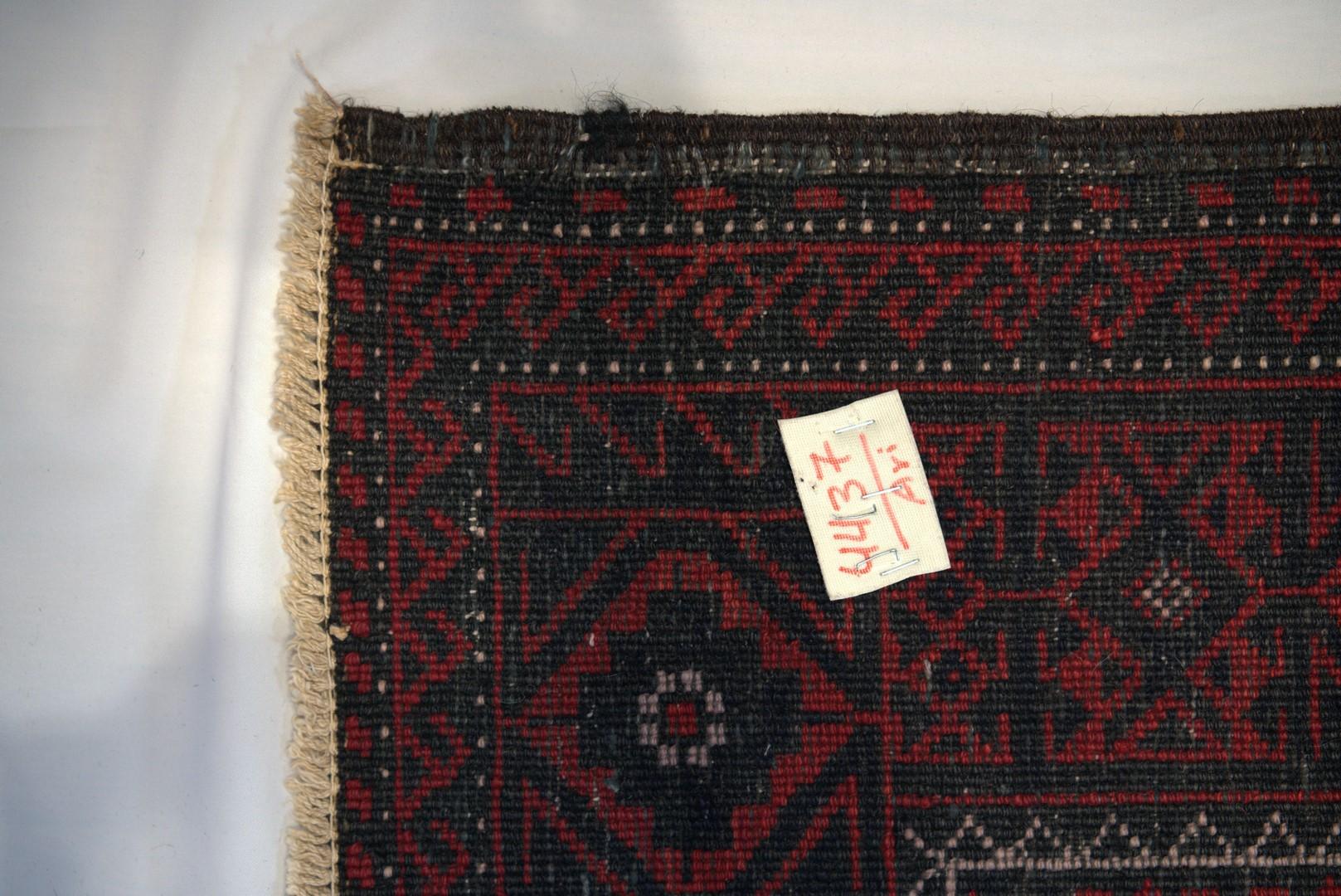 Balouchi rot und schwarz  Vintage Semi-Antik Teppich  Mitte des 20. Jahrhunderts  im Angebot 10