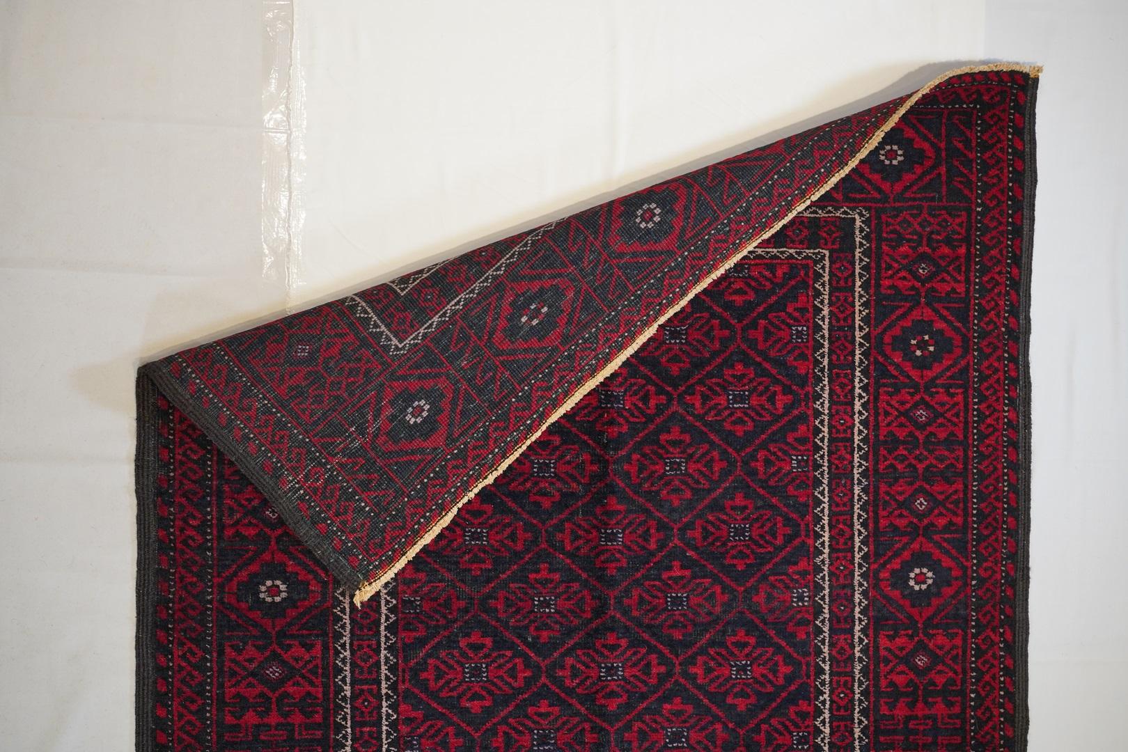 Balouchi rot und schwarz  Vintage Semi-Antik Teppich  Mitte des 20. Jahrhunderts  (Persisch) im Angebot