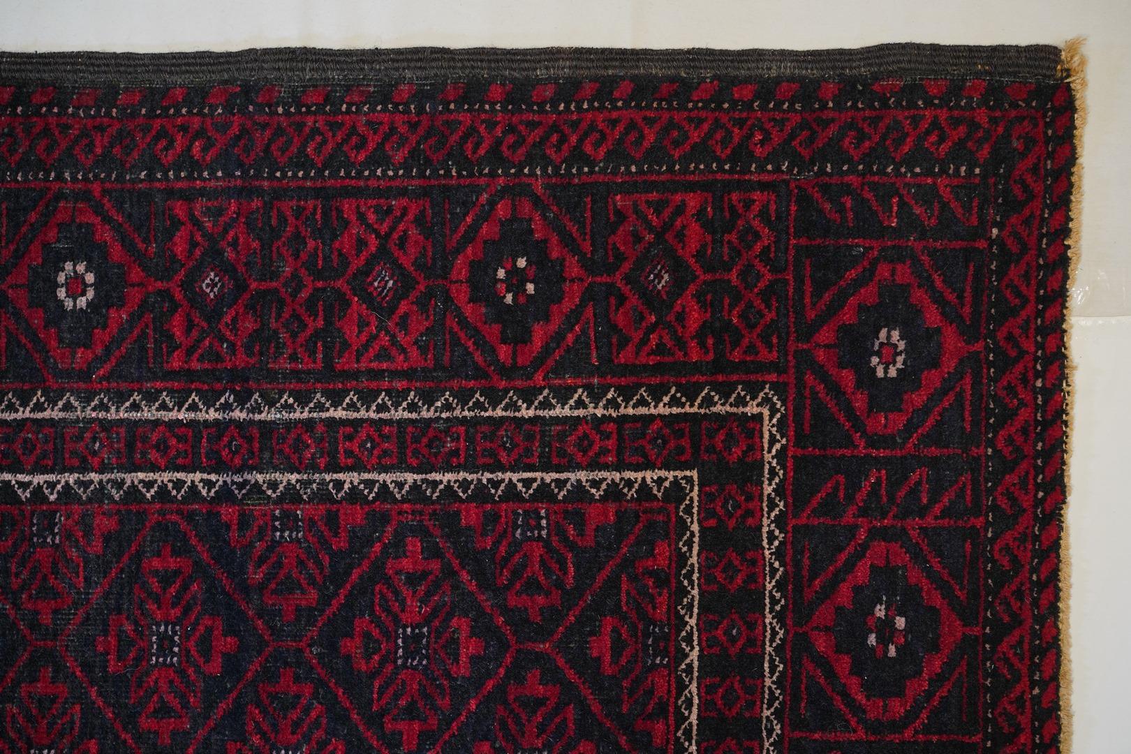Balouchi rot und schwarz  Vintage Semi-Antik Teppich  Mitte des 20. Jahrhunderts  (Wolle) im Angebot