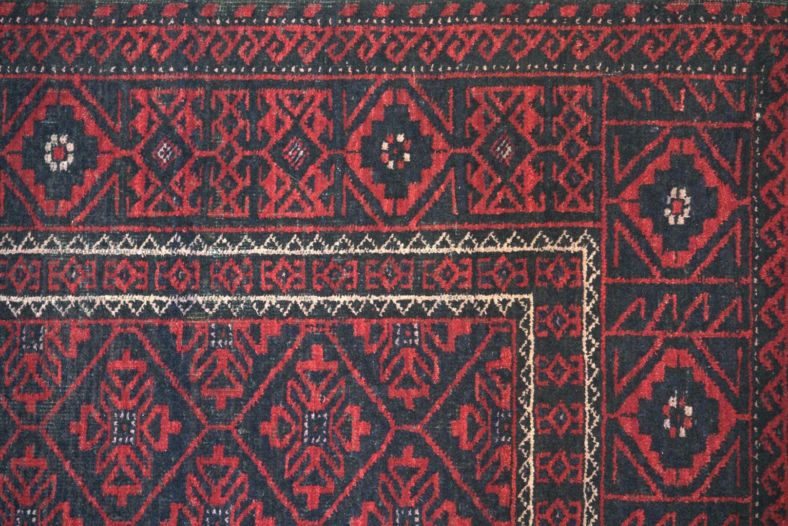 Balouchi rot und schwarz  Vintage Semi-Antik Teppich  Mitte des 20. Jahrhunderts  im Angebot 1