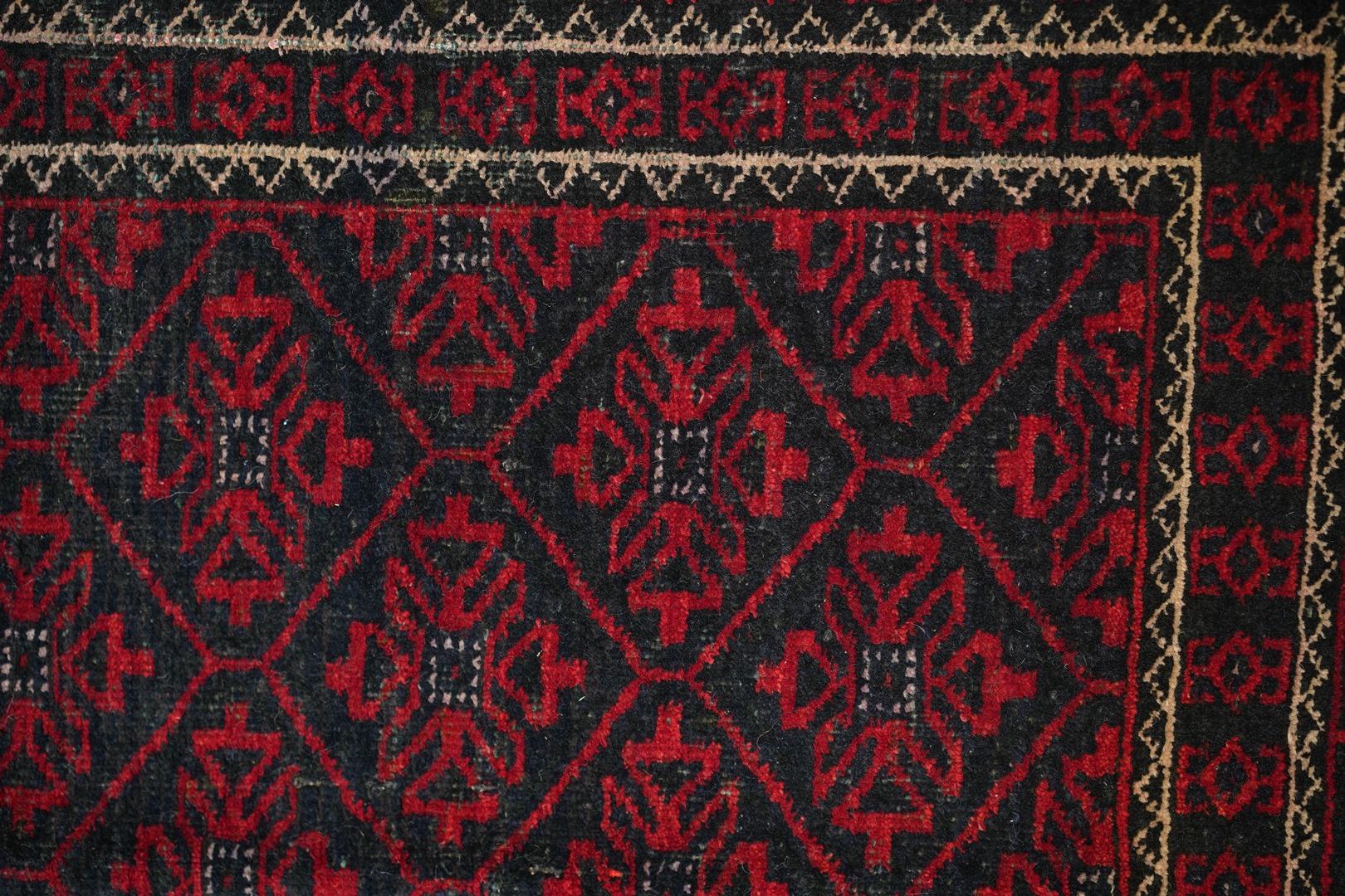 Balouchi rot und schwarz  Vintage Semi-Antik Teppich  Mitte des 20. Jahrhunderts  im Angebot 3