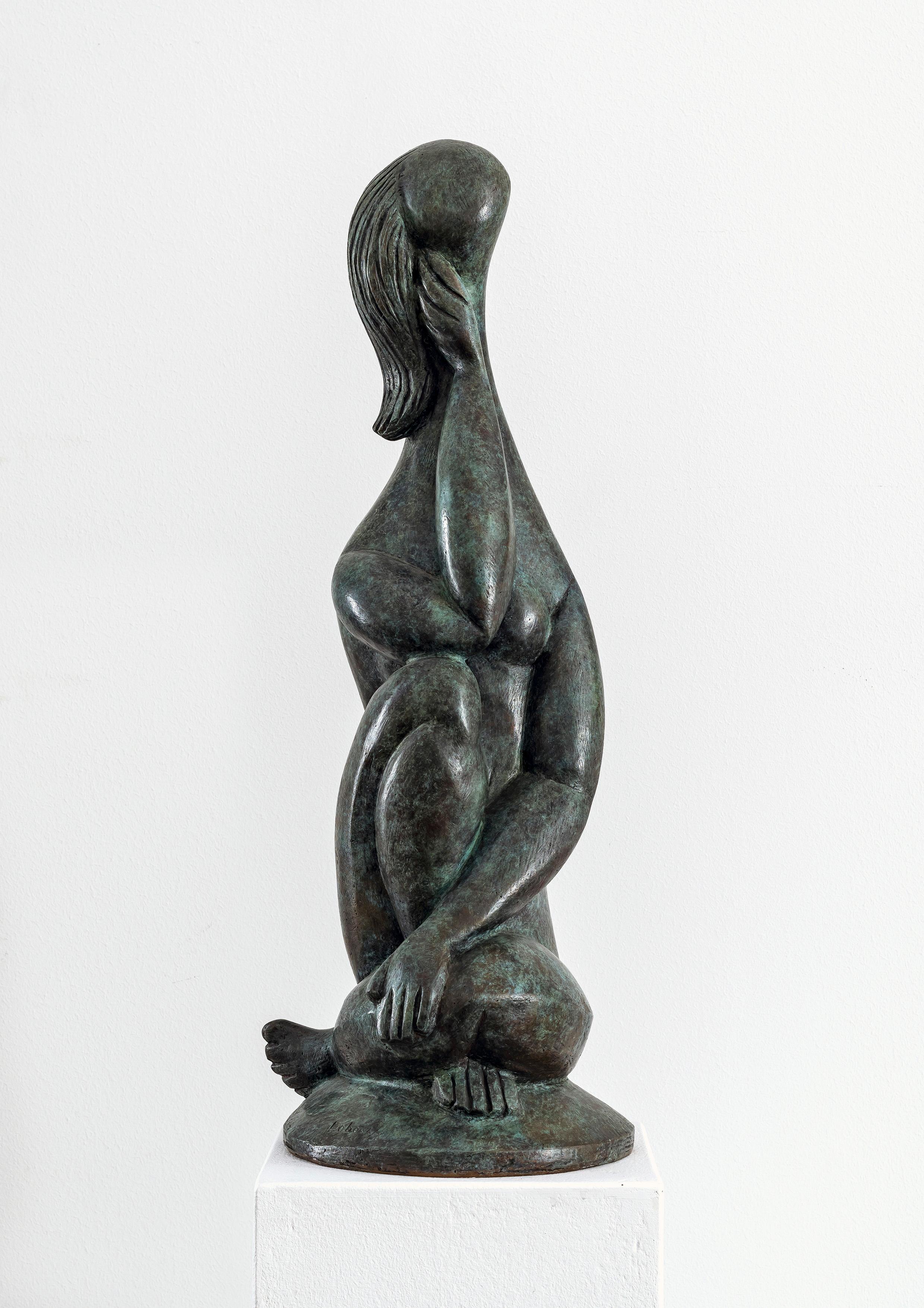 Contemplative assise une main sur le genou - Sculpture by Baltasar Lobo