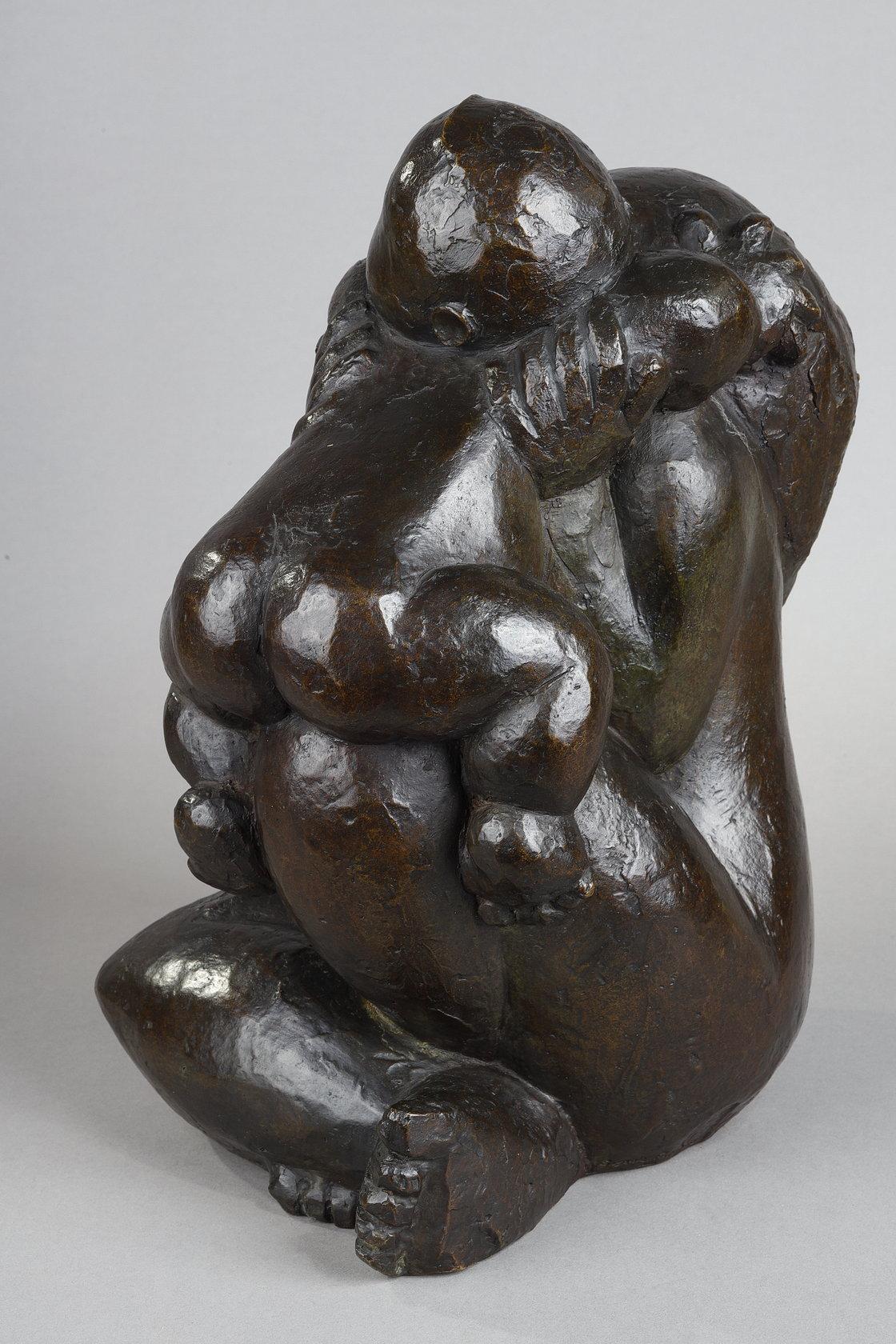 Maternità
di Baltasar Lobo (1910-1993)

Un gruppo in bronzo con una patina sfumata di marrone scuro e verde
Firmato in basso sul retro 