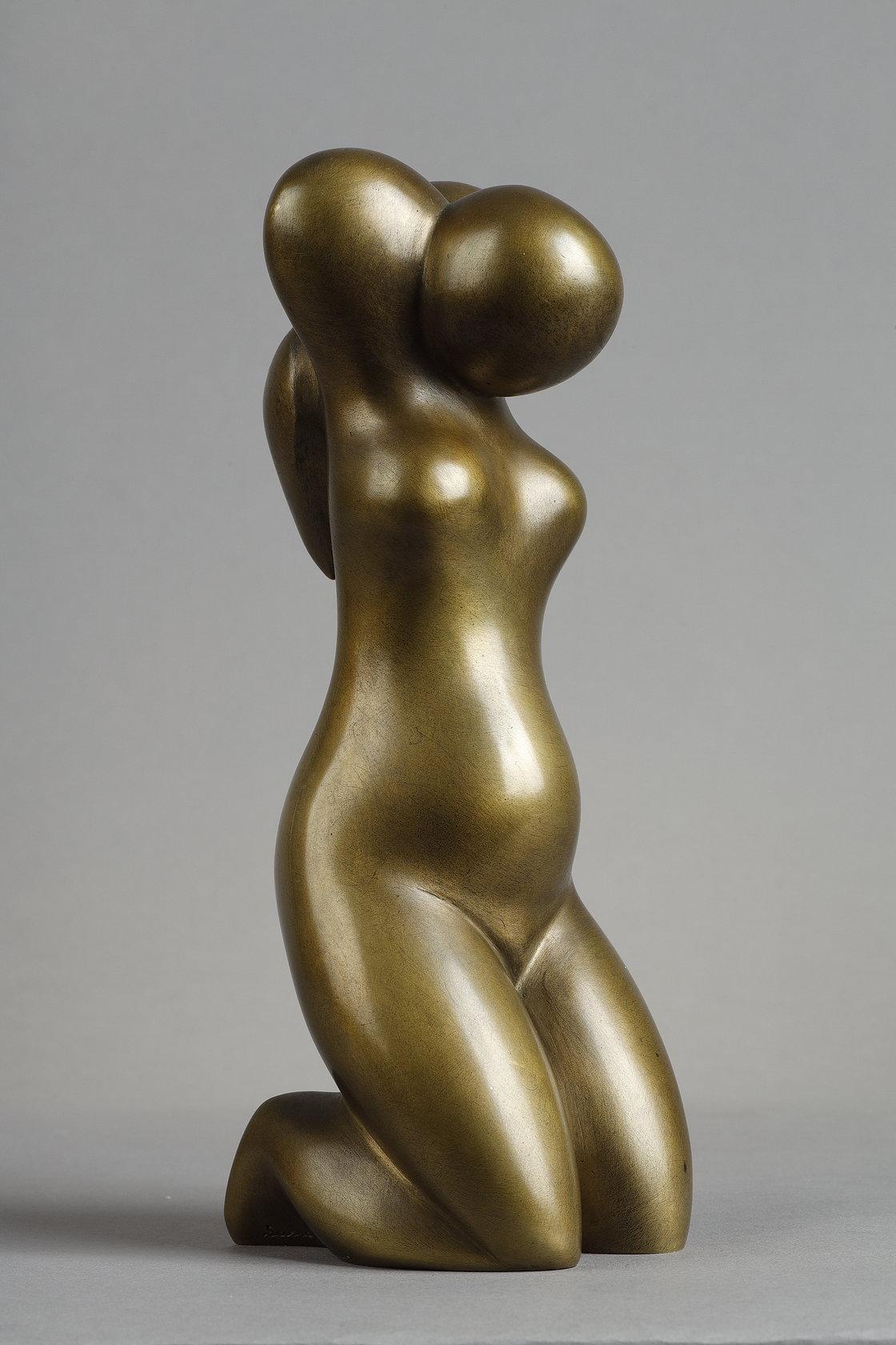 Desnudo arrodillado