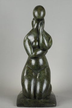 Pensive à genoux