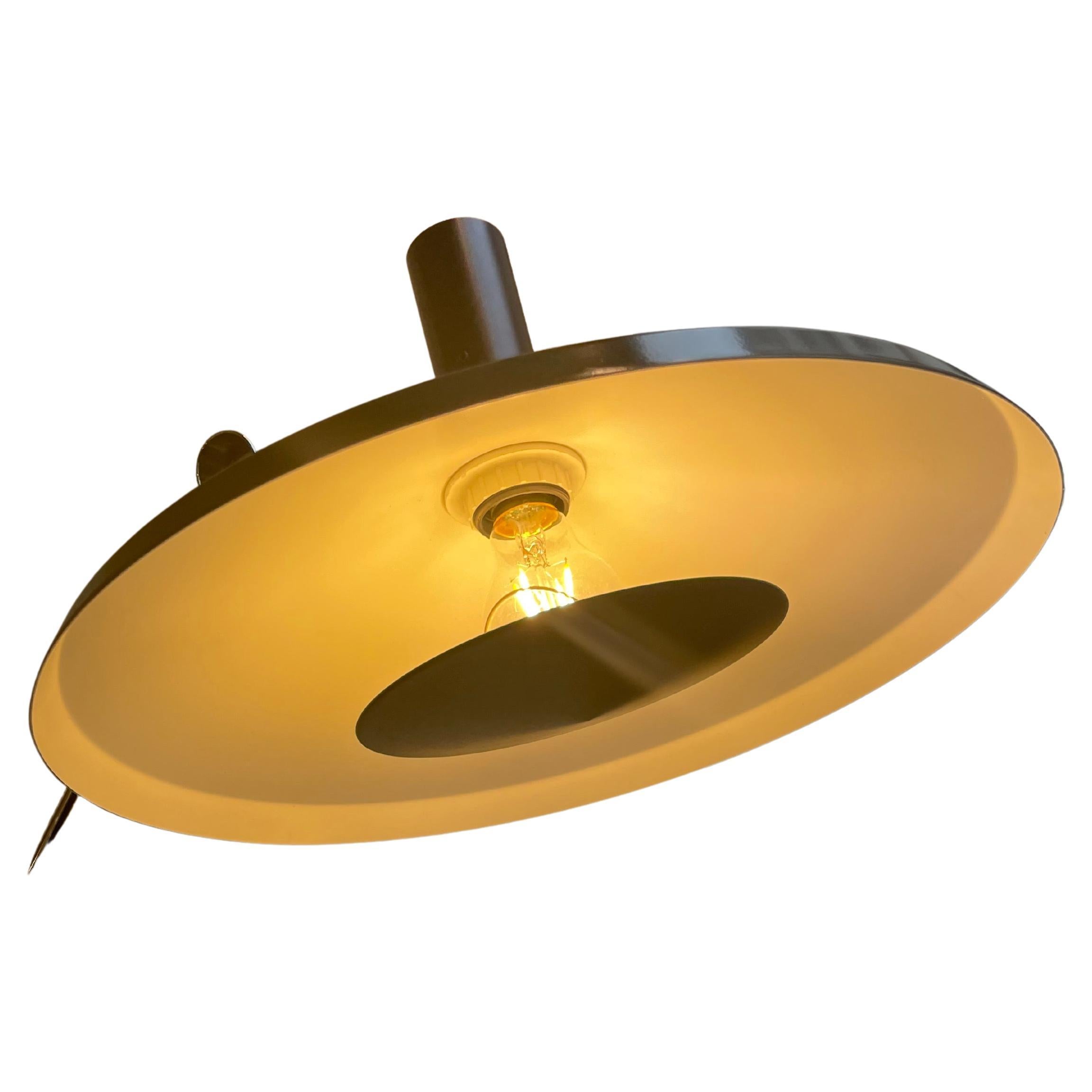 El Modelo 600, diseñado por el dúo de diseñadores suizos Rosemarie & Rico Baltensweiler en 1951 y rediseñado en 1960, es la más famosa de sus luminarias. Diferentes elementos y metales componen esta lámpara de pie: una base circular de fundición