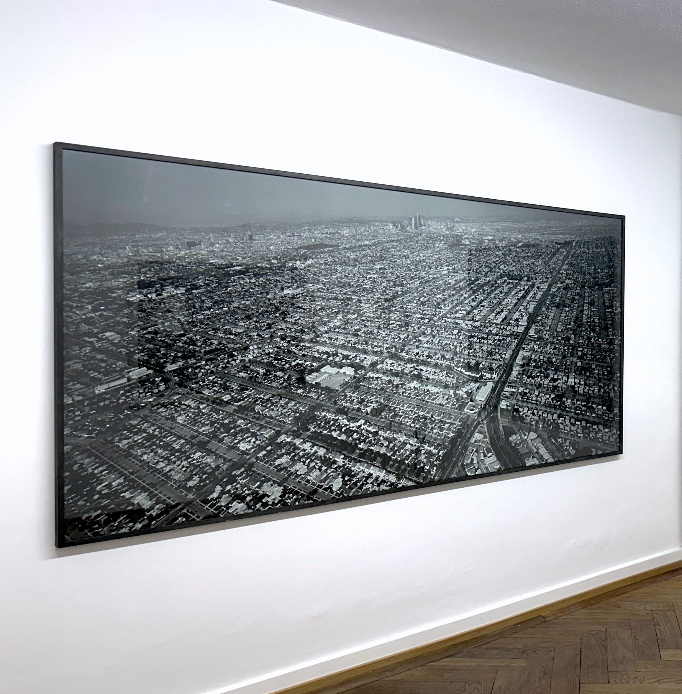 Los Angeles, 1999 - Balthasar Burkhard, Fotografía en color, Paisaje urbano, Cuadrícula - Photograph Contemporáneo de Balthasar Burkhard 