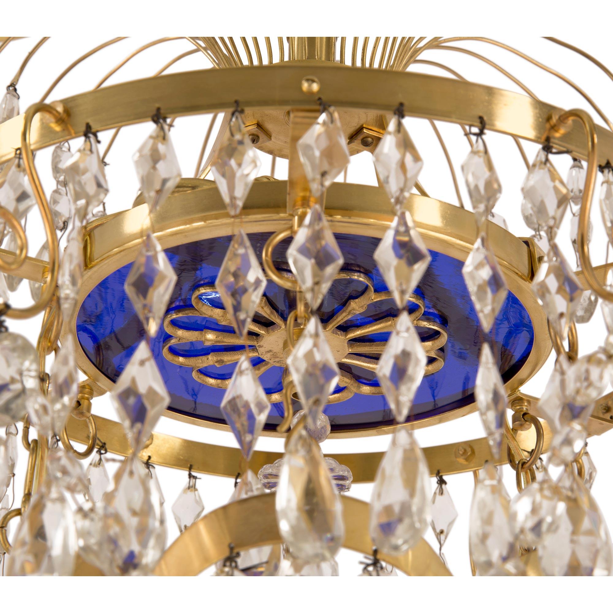 Baltischer Kronleuchter im neoklassischen Stil des 18. Jahrhunderts aus Goldbronze, Kristall und Kronleuchter im Angebot 2