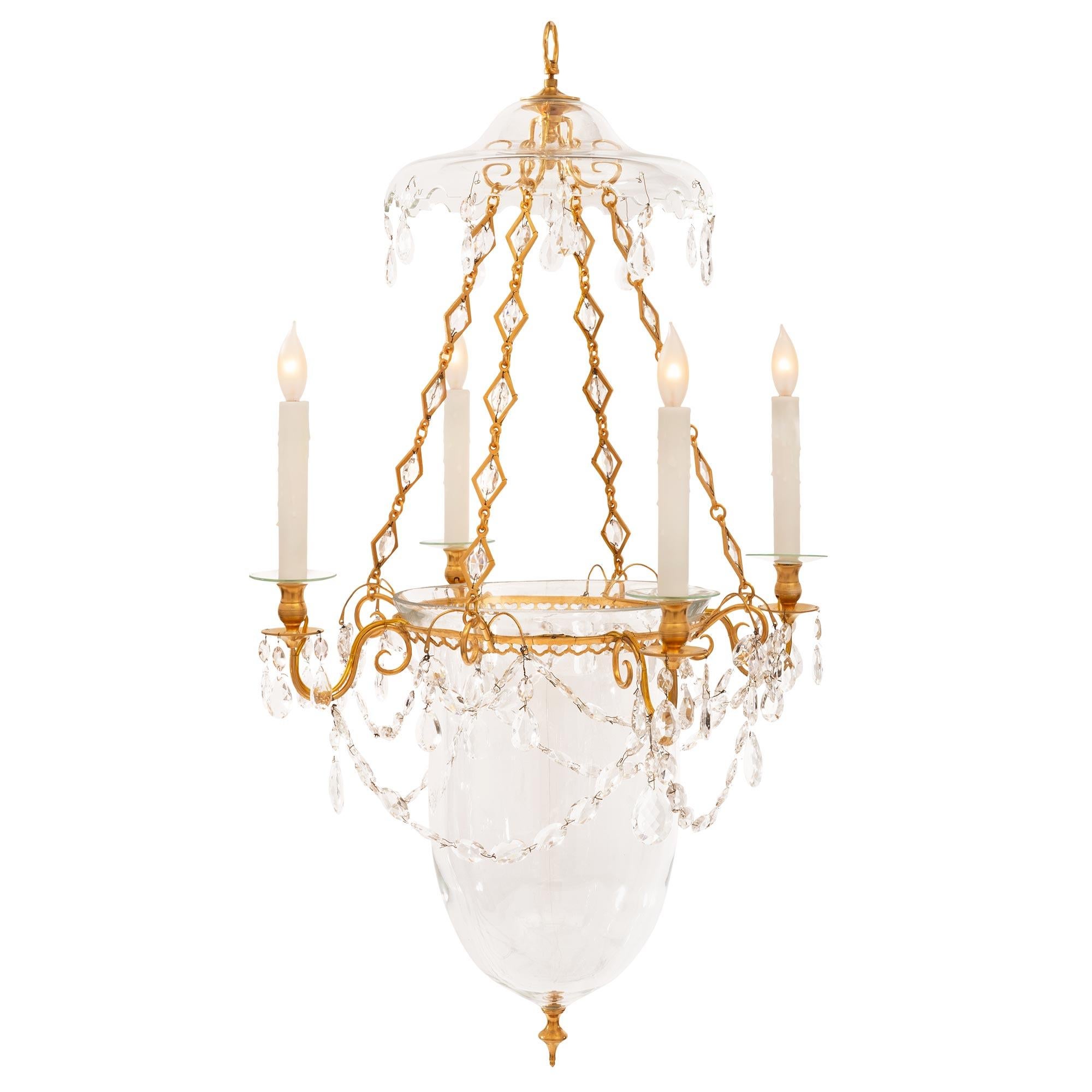 Una lanterna in vetro soffiato e ormolu del XIX secolo Luigi XVI, unica ed elegante. La lanterna è centrata da un raffinato terminale inferiore in ormolu a forma di topie che si trova al di sotto della suggestiva ed elegante campana allungata